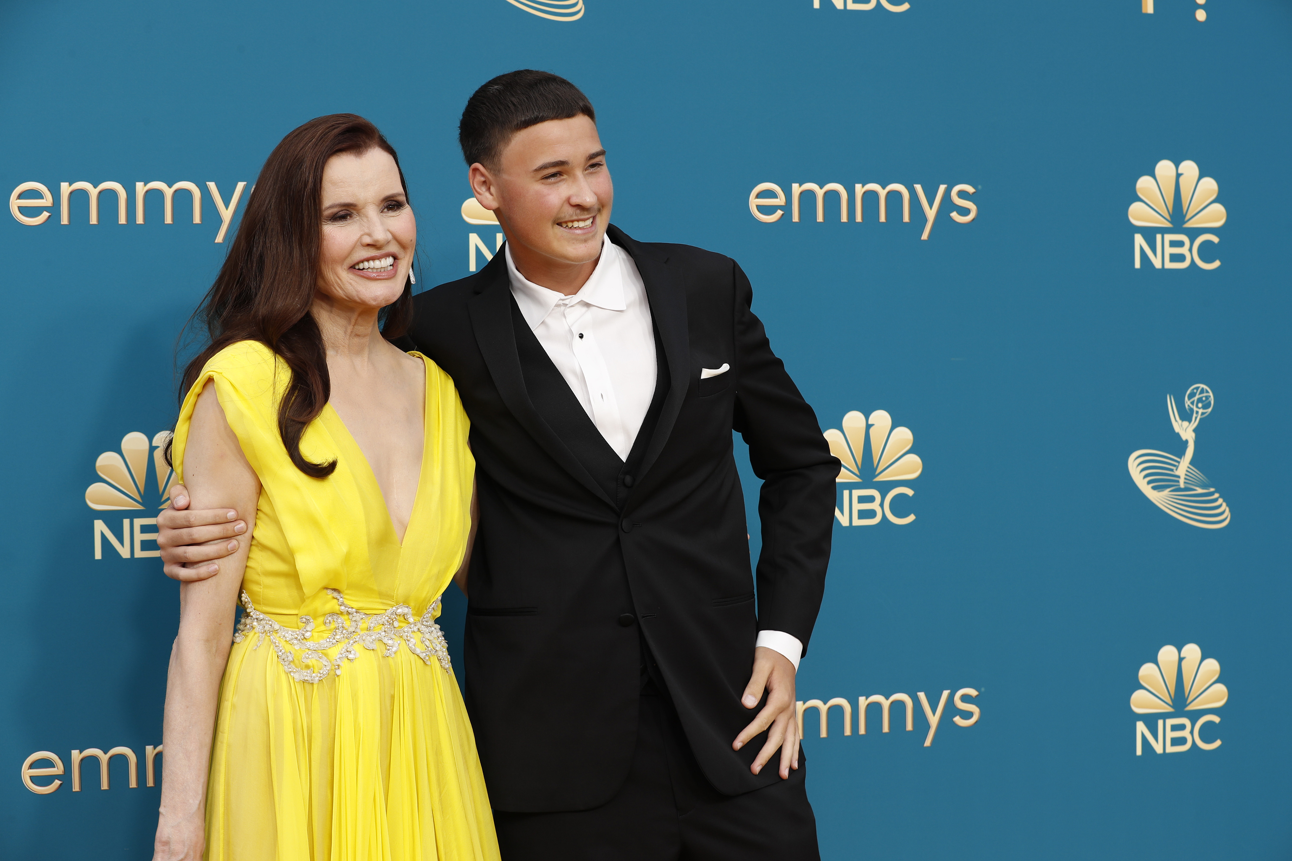 Geena Davis et Kian William Jarrahy à leur arrivée à la 74e cérémonie annuelle des Primetime Emmy Awards qui se tient au Microsoft Theater le 12 septembre 2022 à Los Angeles, Californie | Source : Getty Images