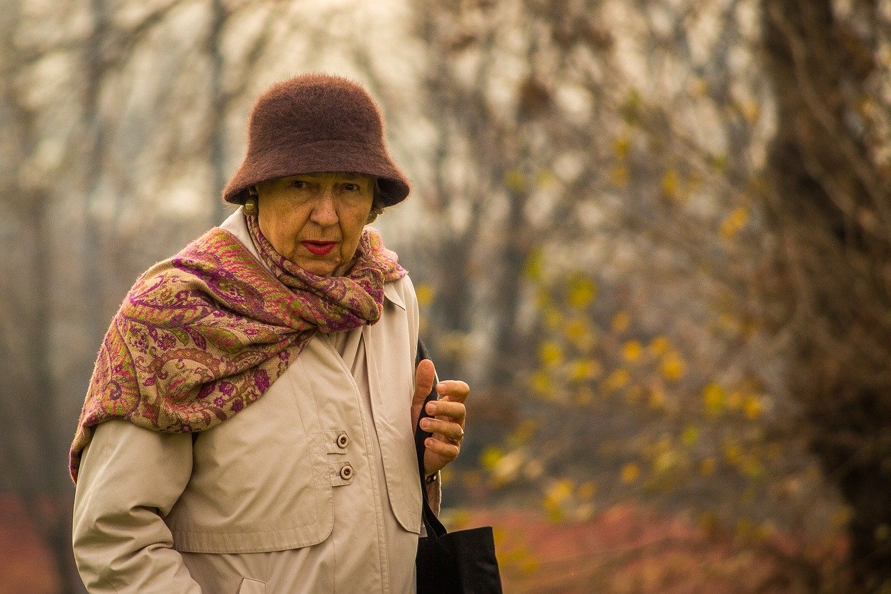 Une vieille femme qui tient un sac à main | Source : Pixabay