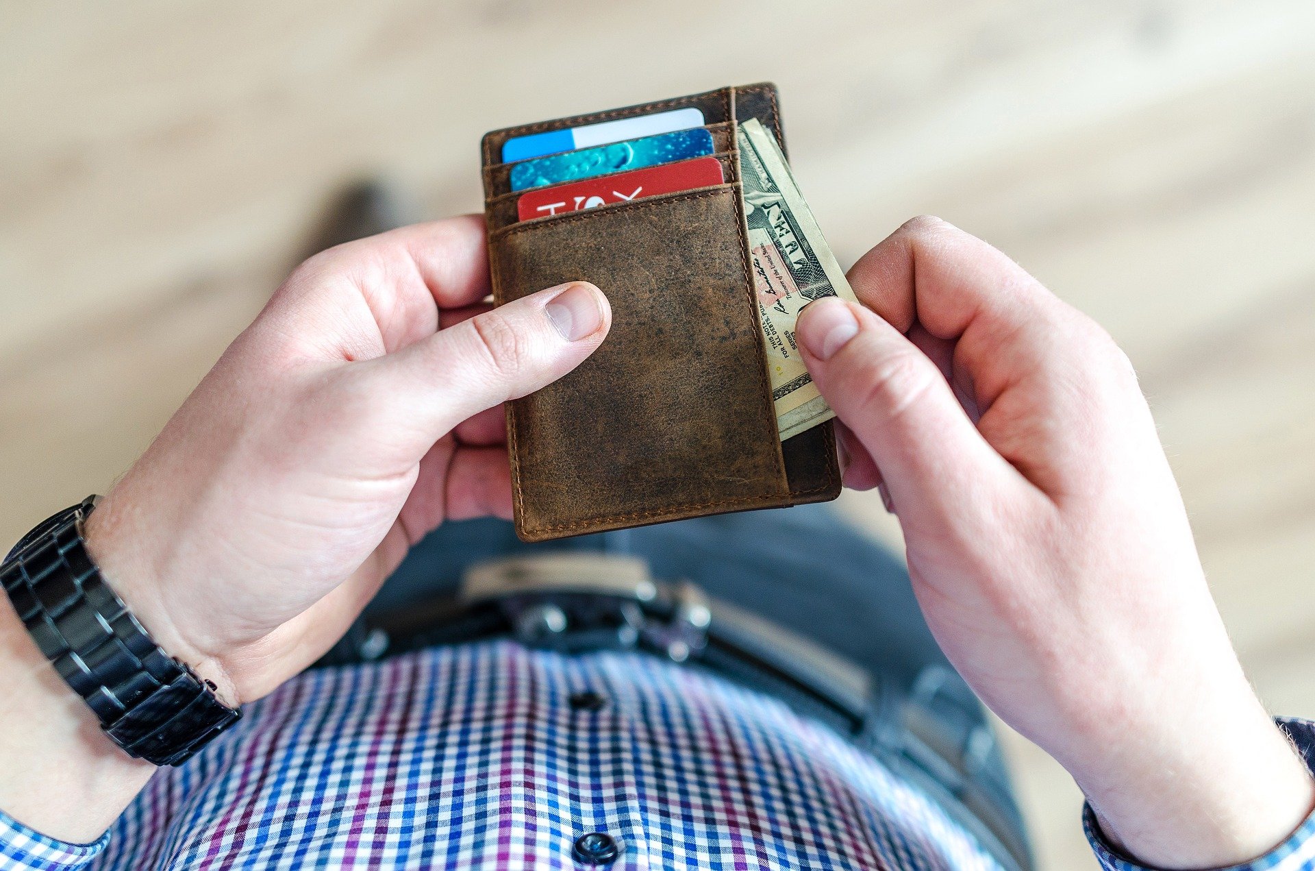 Un portefeuille, cartes de crédit e argent. | Photo : Pixabay