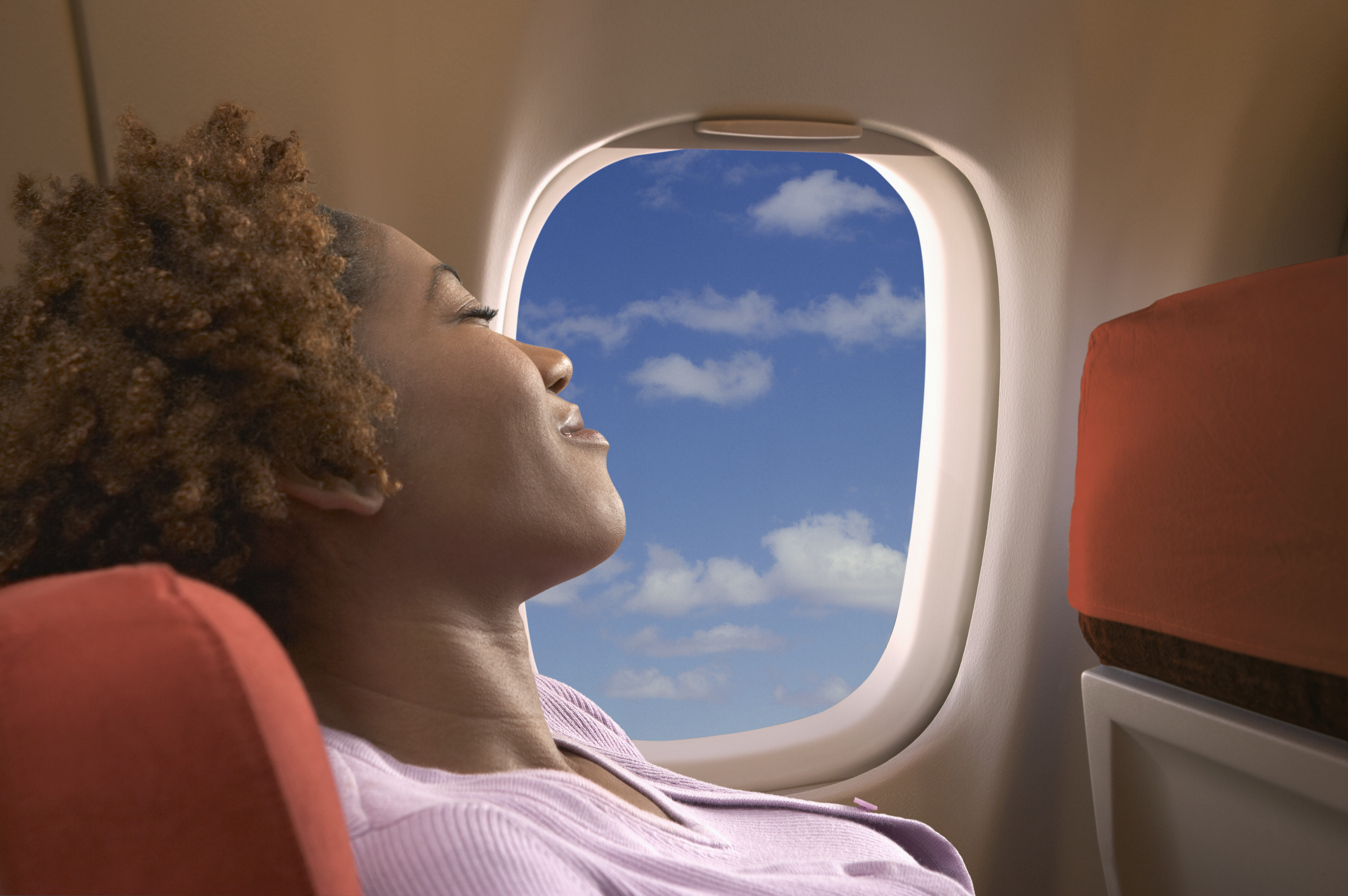 Une femme se détend dans un avion | Source : Getty Images