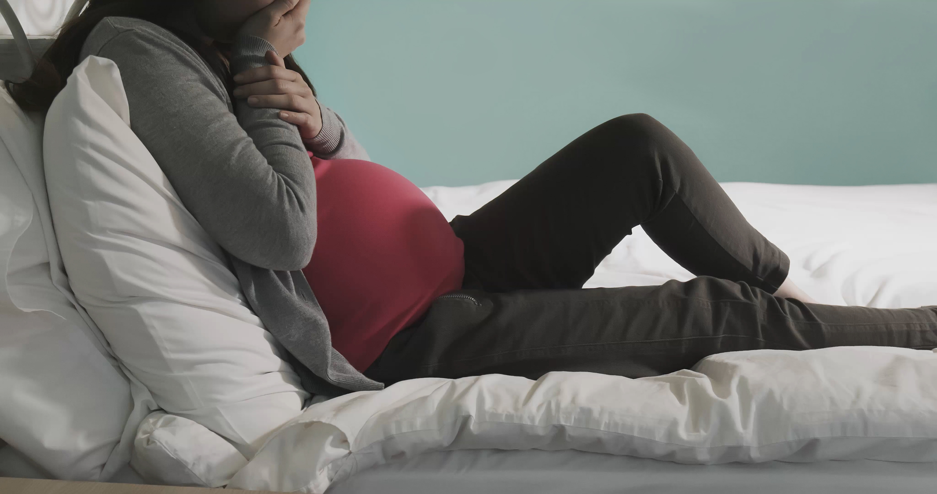 Une femme enceinte déprimée à la maison | Source : Shutterstock