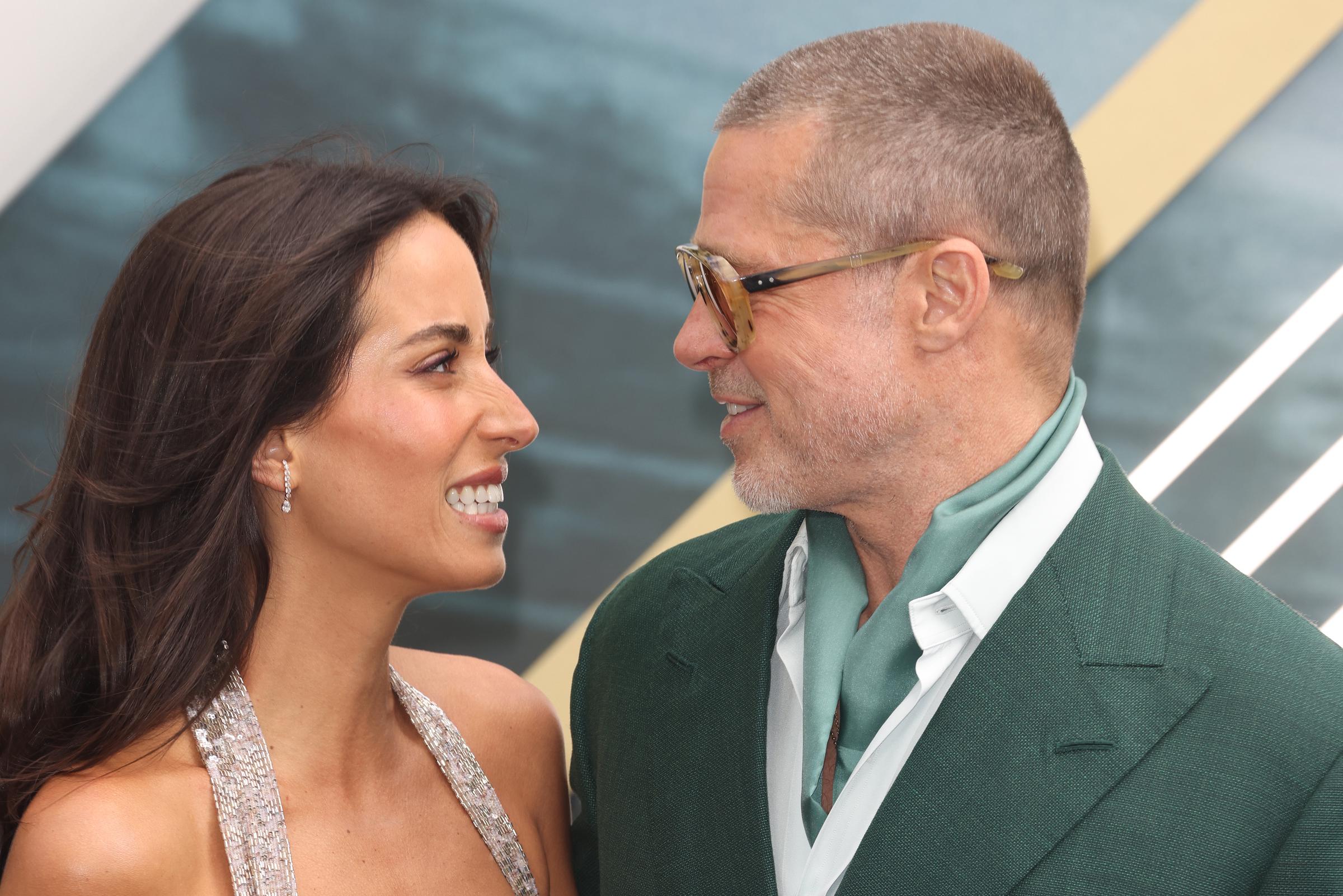 Brad Pitt et Ines De Ramon le 23 juin 2025, à Londres, Angleterre | Source : Getty Images