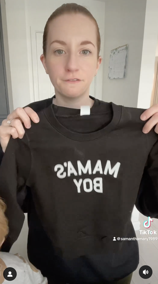 Samantha Mary tenant un t-shirt noir dans une vidéo datée du 23 septembre 2023 | Source : instagram.com/samanthamary1989