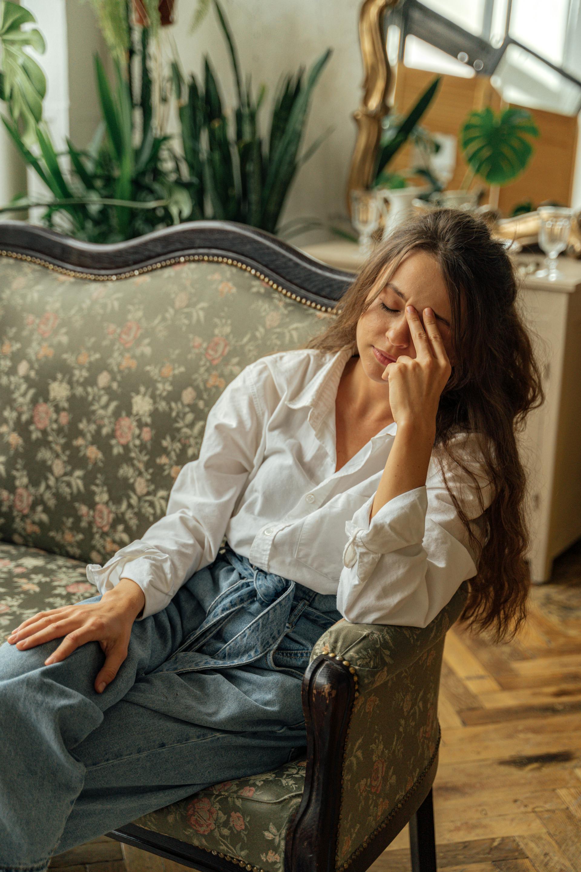 Une femme tendue sur un canapé | Source : Pexels