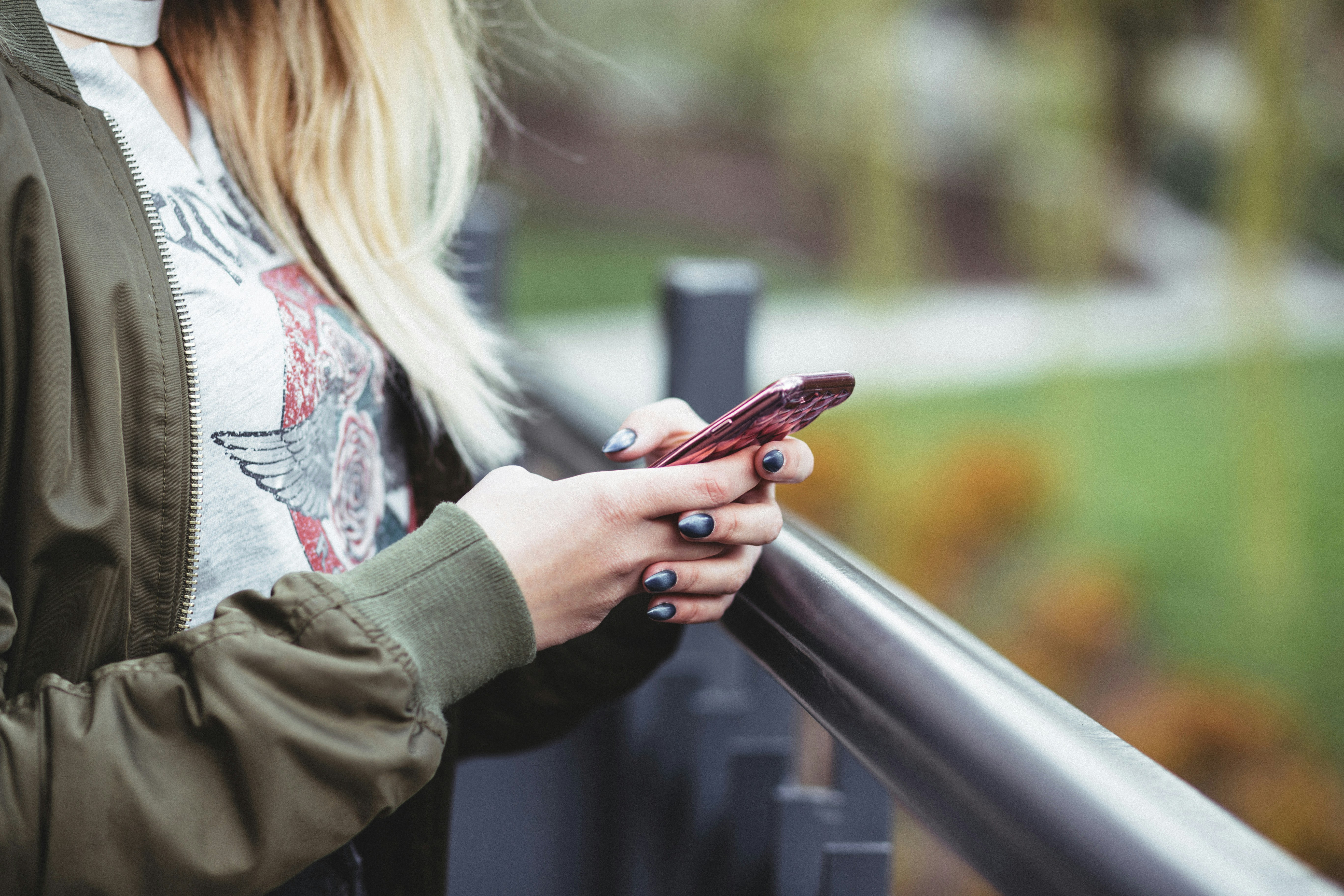 Une femme tenant un téléphone | Source : Unsplash