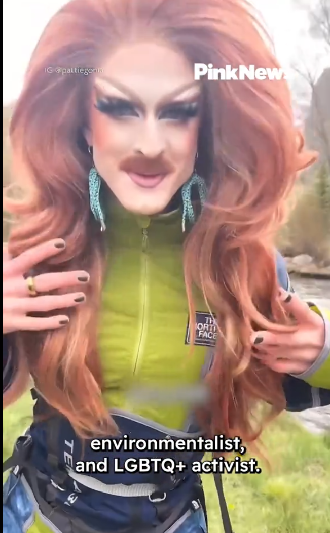 L'écologiste et militante LGBTQ+, Pattie Gonia est vue dans une robe vert citron et les cheveux rouges, datée du 18 juin 2025 | Source : TikTok/PinkNews