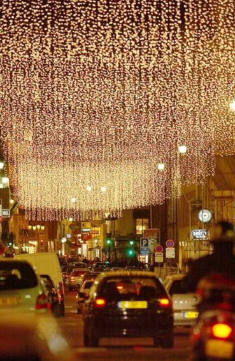 Illuminations de Noël à la rue Saint-Honoré à Paris. | Photo : Getty Images
