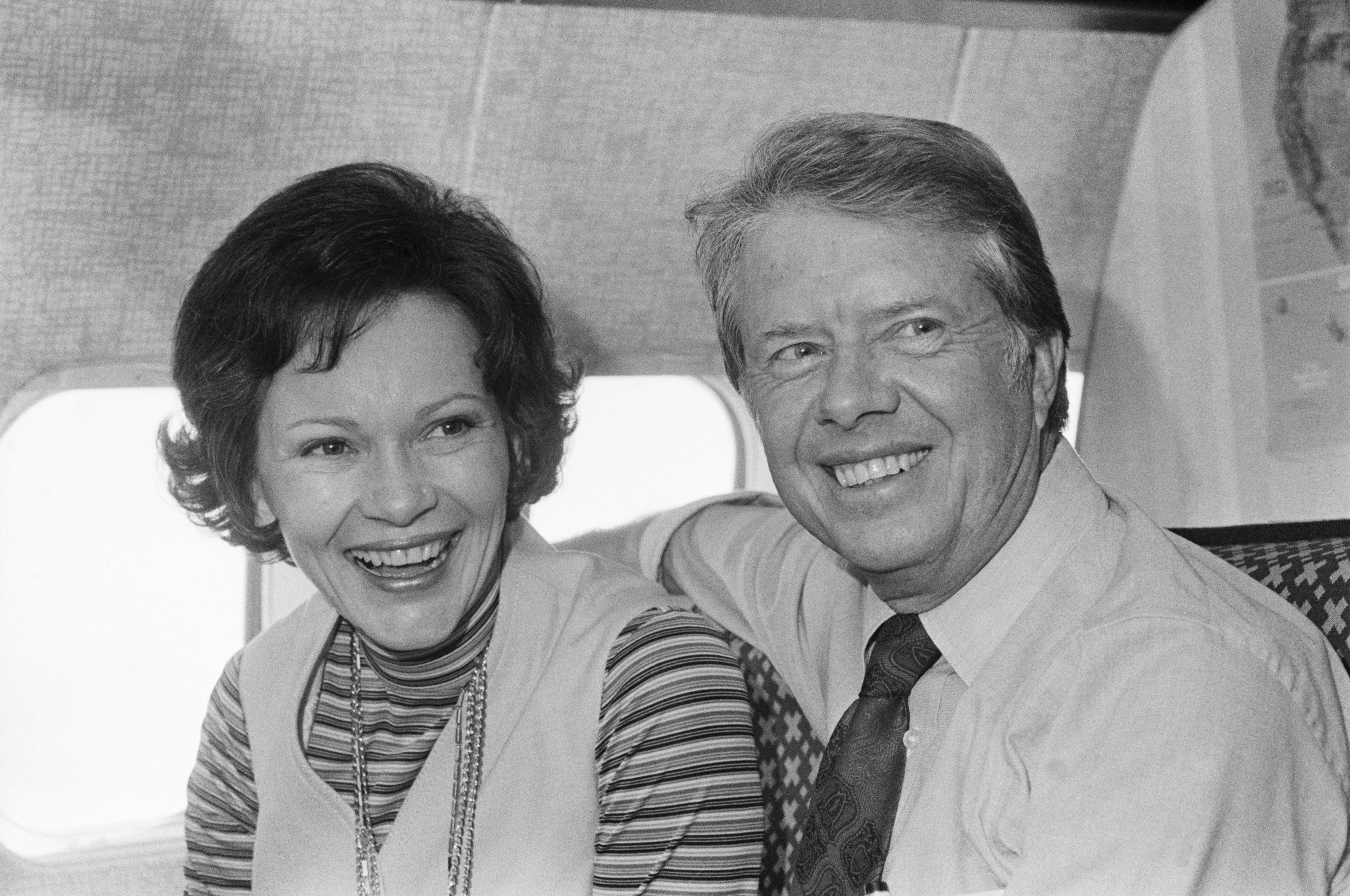 L'ancienne première dame américaine Rosalynn Carter et l'ancien président américain Jimmy Carter photographiés ensemble dans un avion en 1976 . | Source : Getty Images
