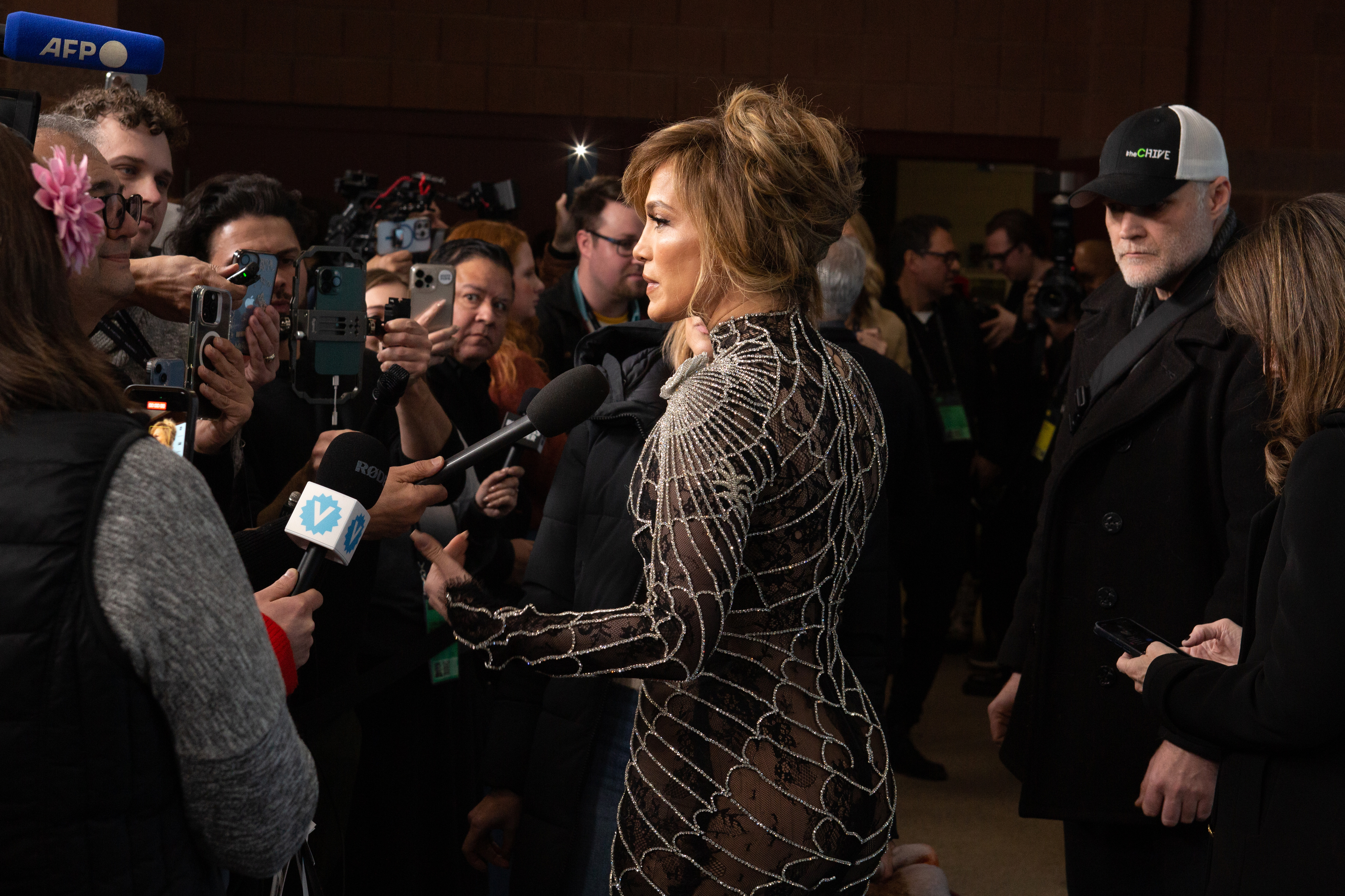 Jennifer Lopez s'adressant à la presse lors du festival du film de Sundance. | Source : Getty Images