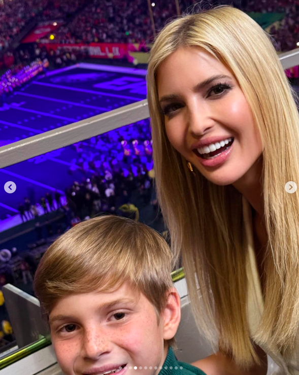 Theodore Kushner et Ivanka Trump souriant devant la caméra. | Source : Instagram/ivankatrump