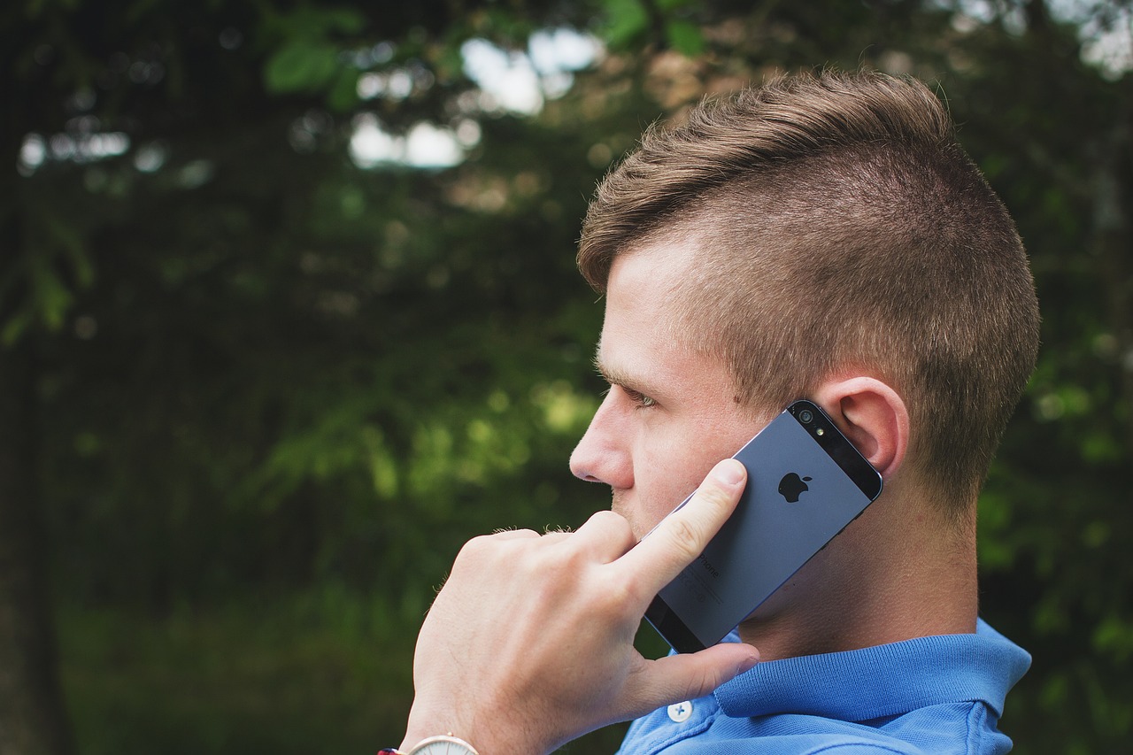 Un homme à l'air furieux en train de parler au téléphone | Source : Pixabay