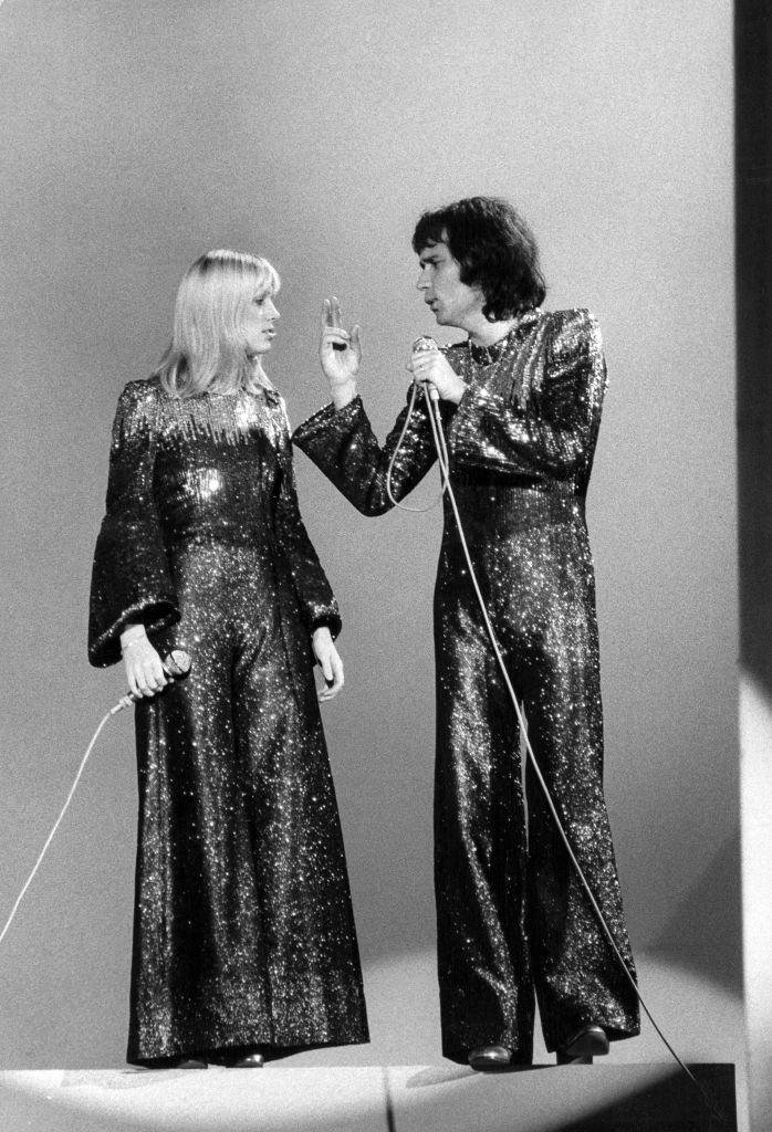 Stone et Charden lors de l'enregistrement d'une émission de télévision à Paris le 10 décembre 1973. | Photo : Getty Images