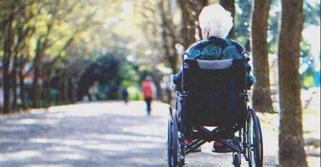 Une vieille dame en fauteuil roulant. | Photo : Shutterstock