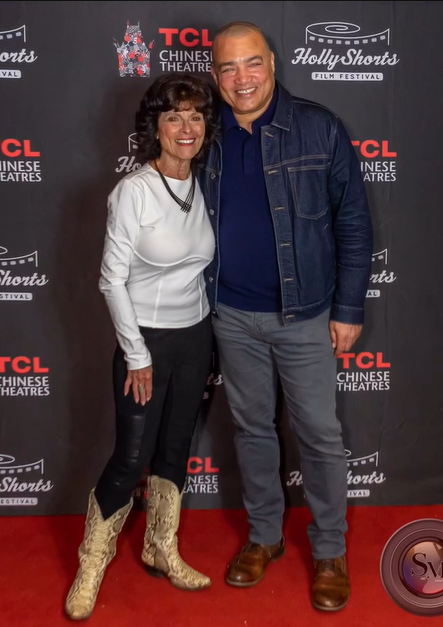 Adrienne Barbeau aux côtés d'un autre participant au festival du film HollyShorts, en date du 3 mars 2024 | Source : Instagram/adrienne_barbeau