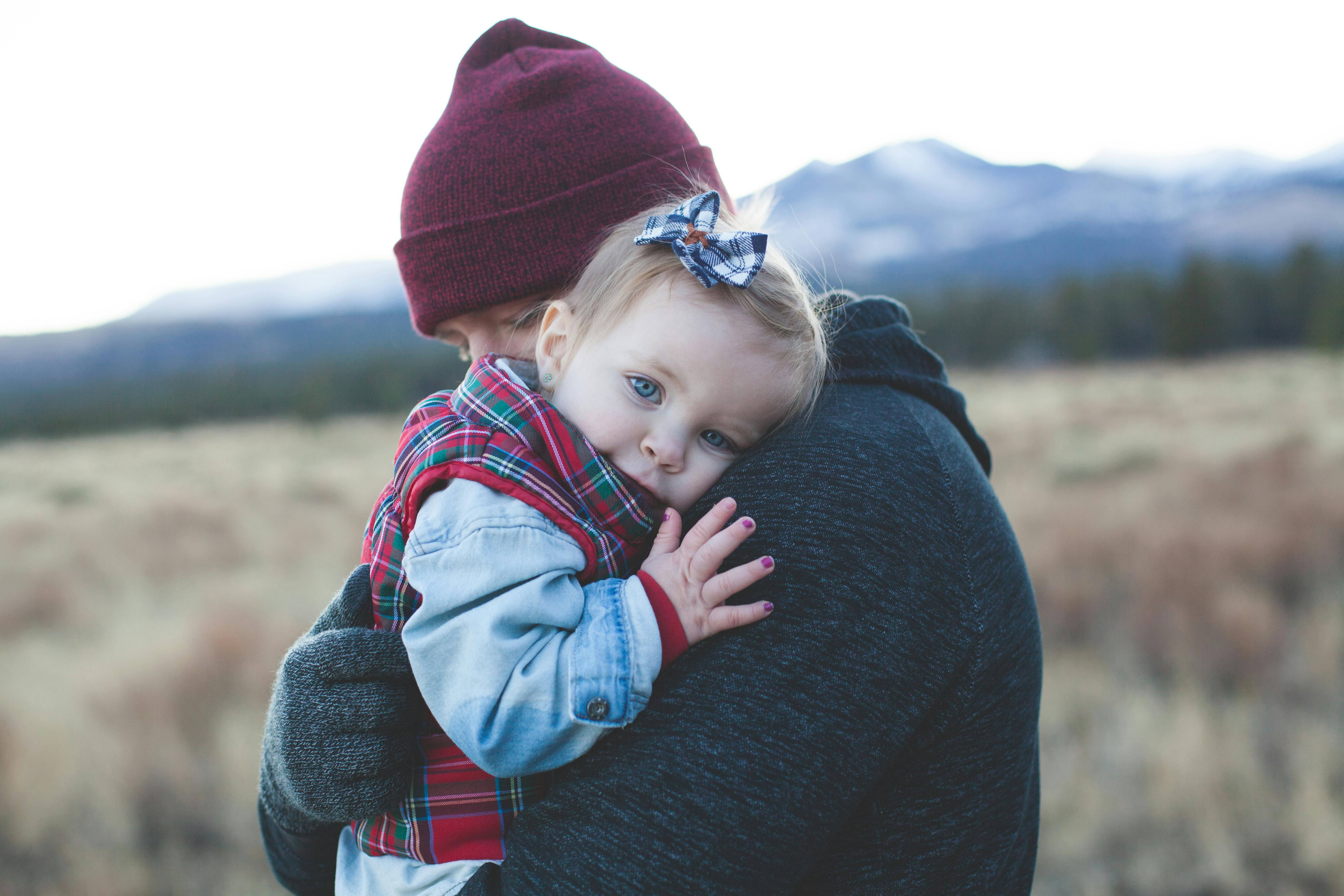 Papa tenant sa petite fille dans ses bras | Source : Pexels