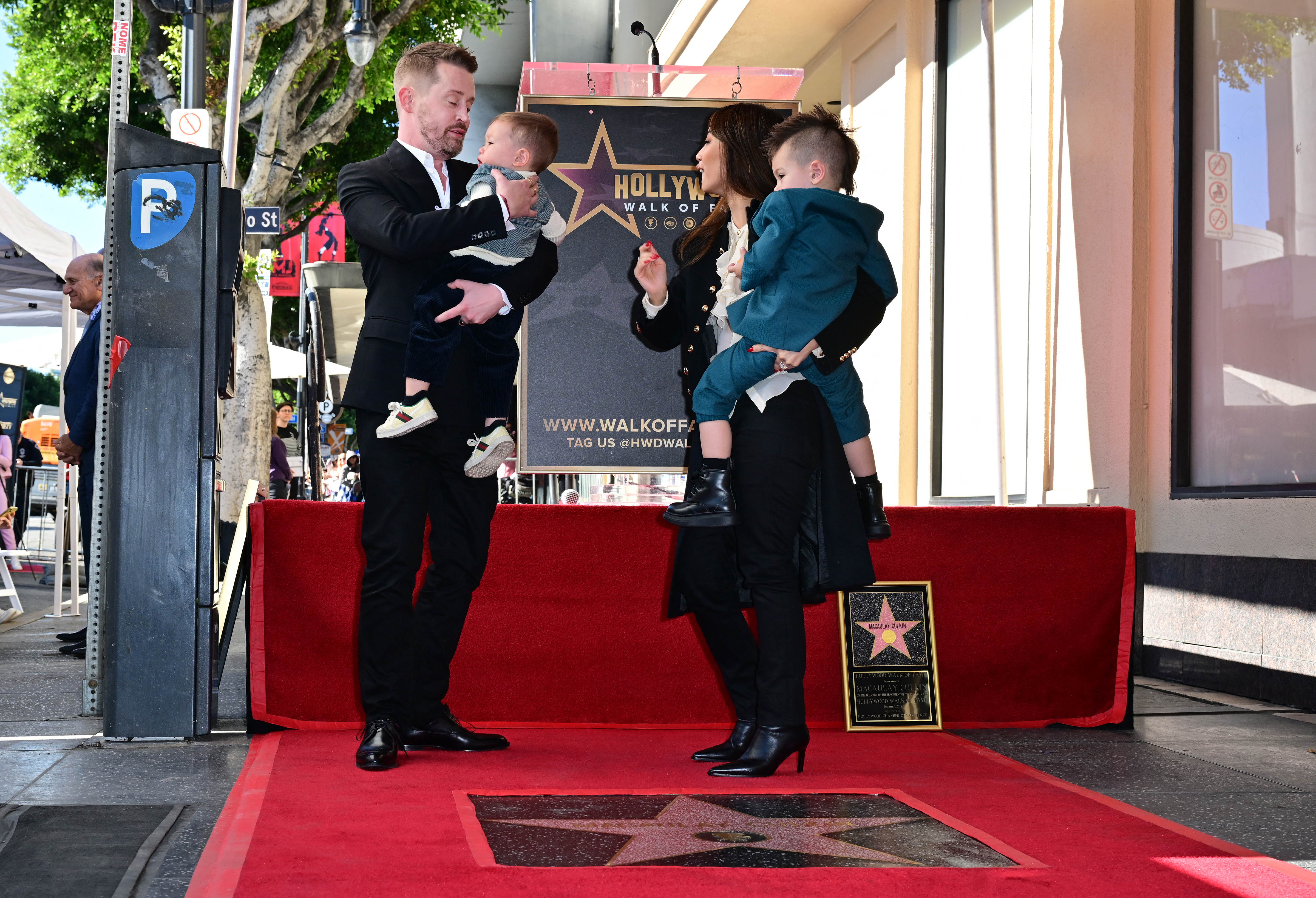 Macaulay Culkin, Brenda Song et leurs enfants posent près de son étoile Hollywood Walk of Fame nouvellement dévoilée, le 1er décembre 2023 | Source : Getty Images