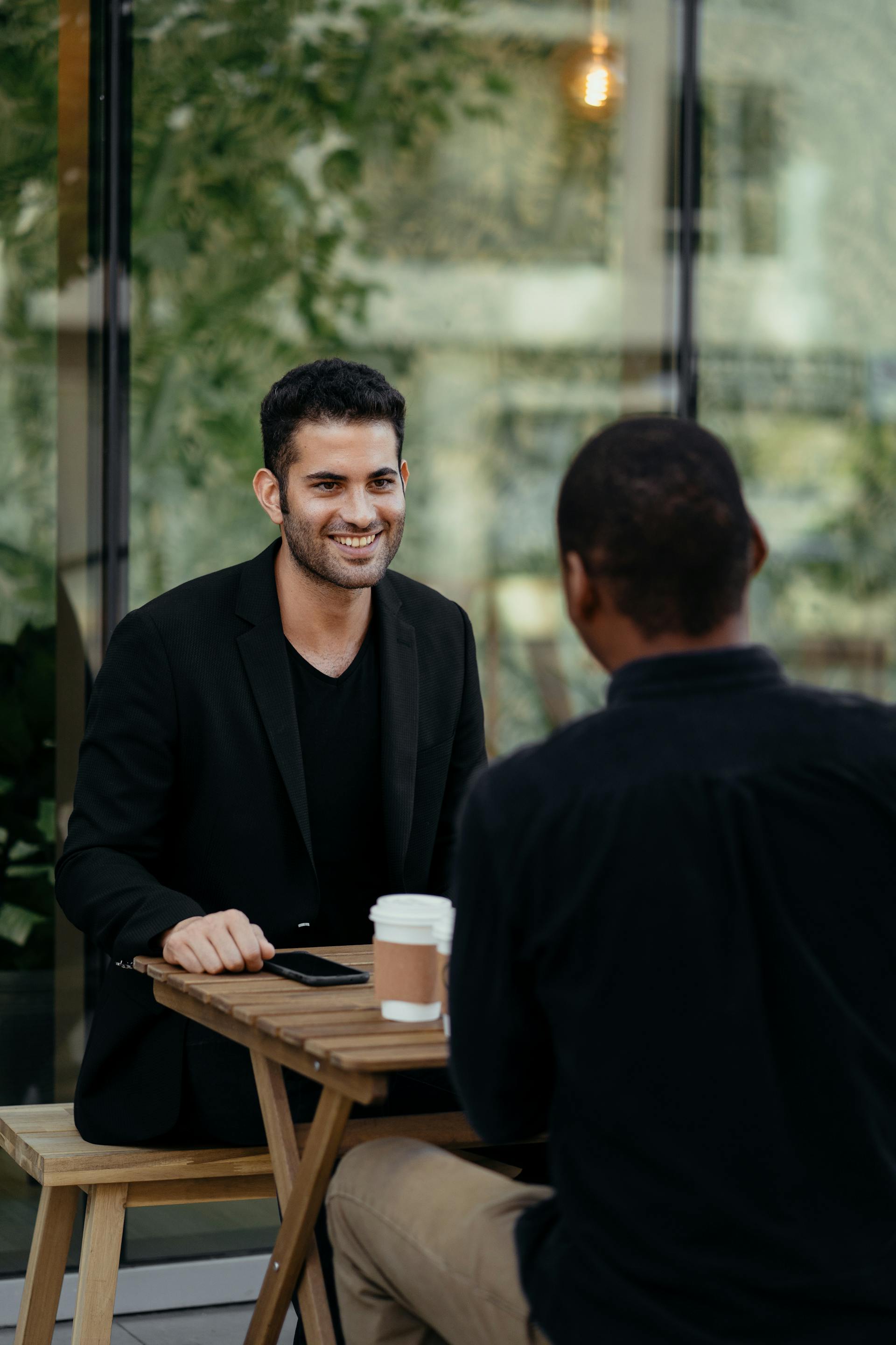 Deux hommes buvant du café | Source : Pexels