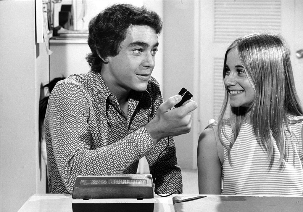 Greg (Barry Williams) et Marcia (Maureen McCormack) préparent leur vengeance contre Peter, qui a écouté leurs conversations avec un magnétophone, dans un épisode de , "The Brady Brunch", vers 1971. | Source : Getty Images