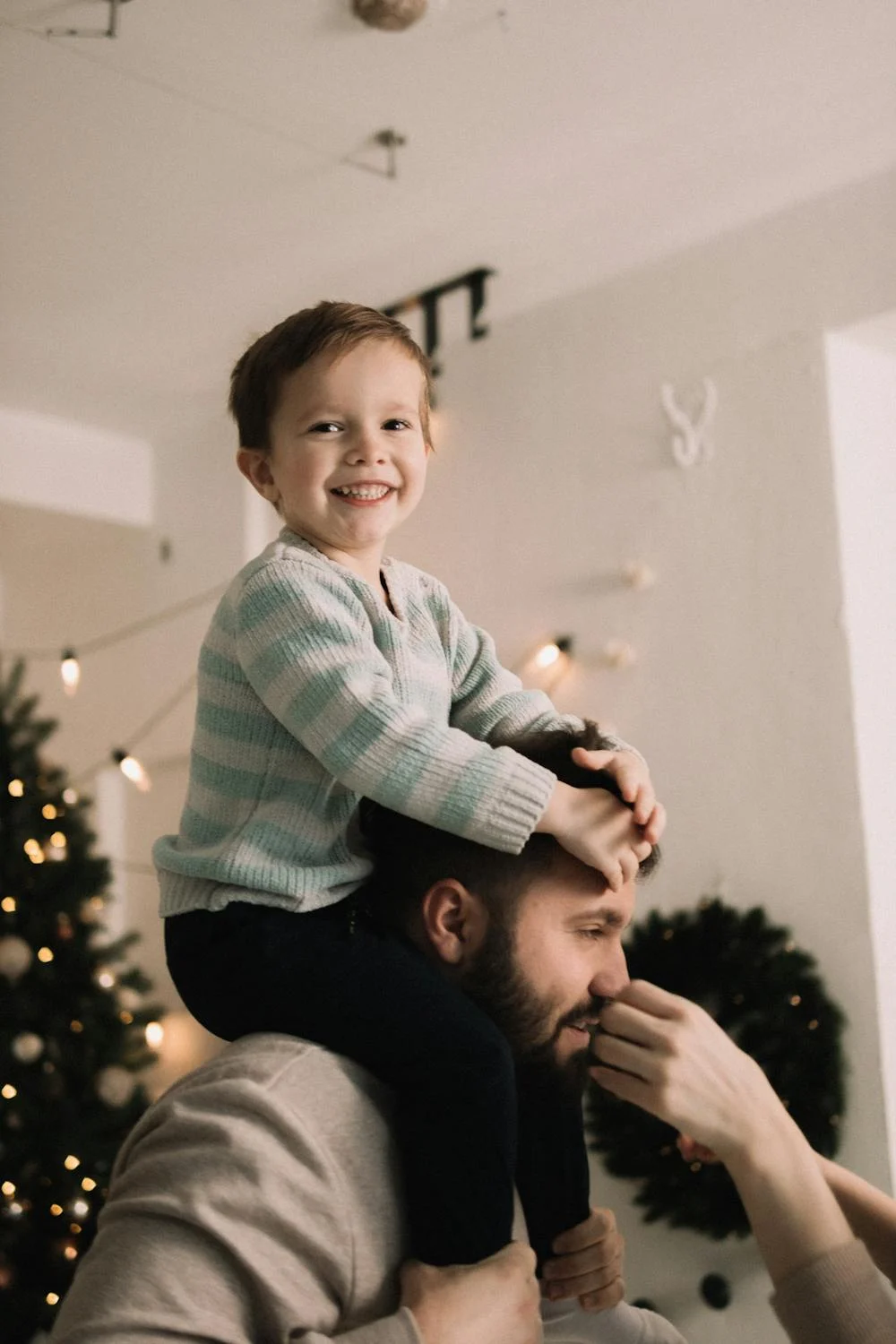 Un homme portant un enfant en bas âge | Source : Pexels