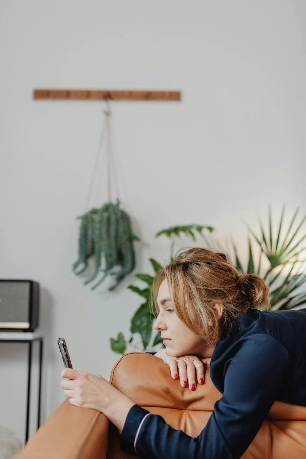 Une femme qui regarde son téléphone | Source : Pexels