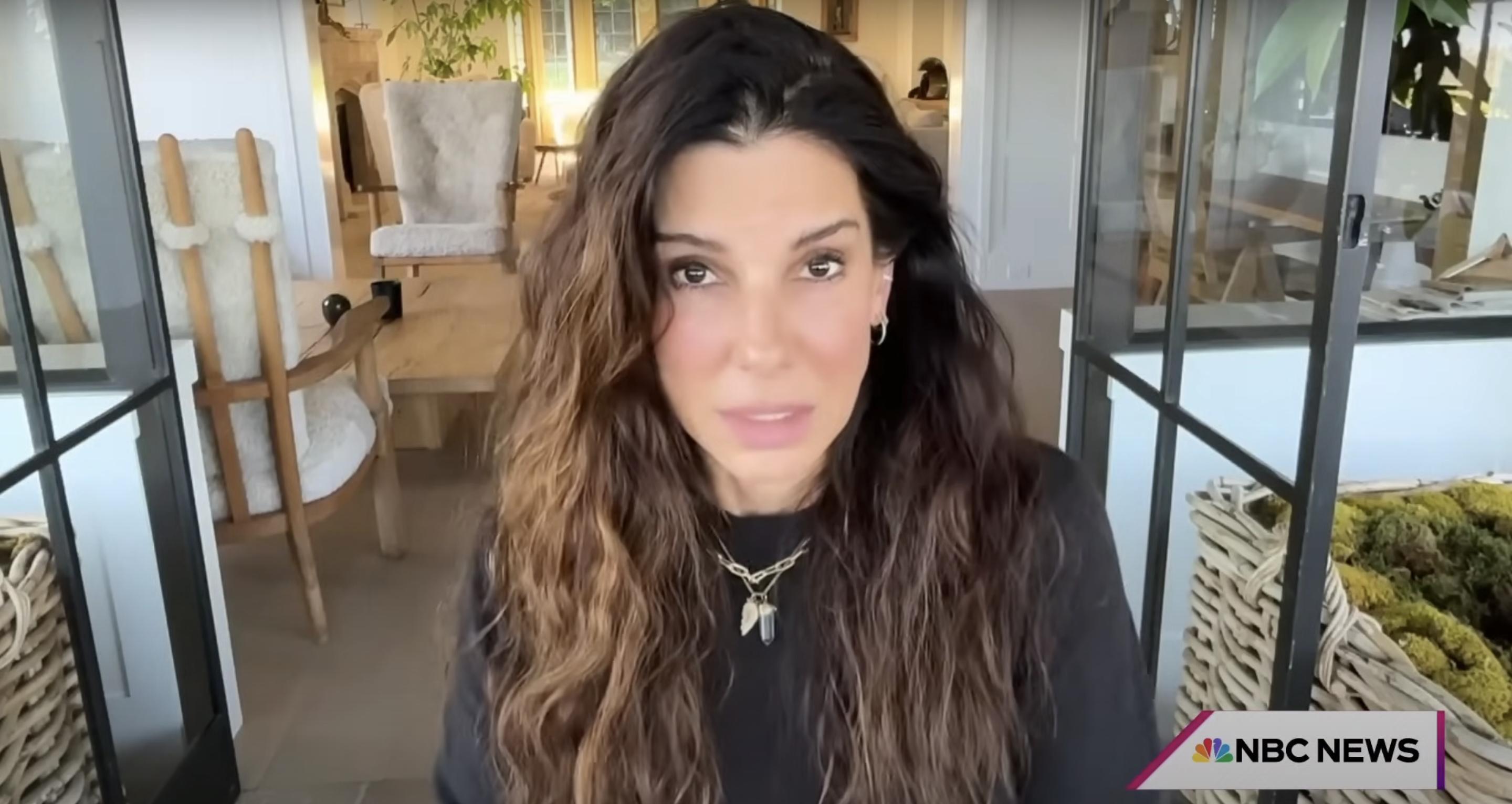 Une capture d'écran de Sandra Bullock s'exprimant dans une vidéo postée le 12 août 2024 | Source : YouTube/@HodaAndJenna