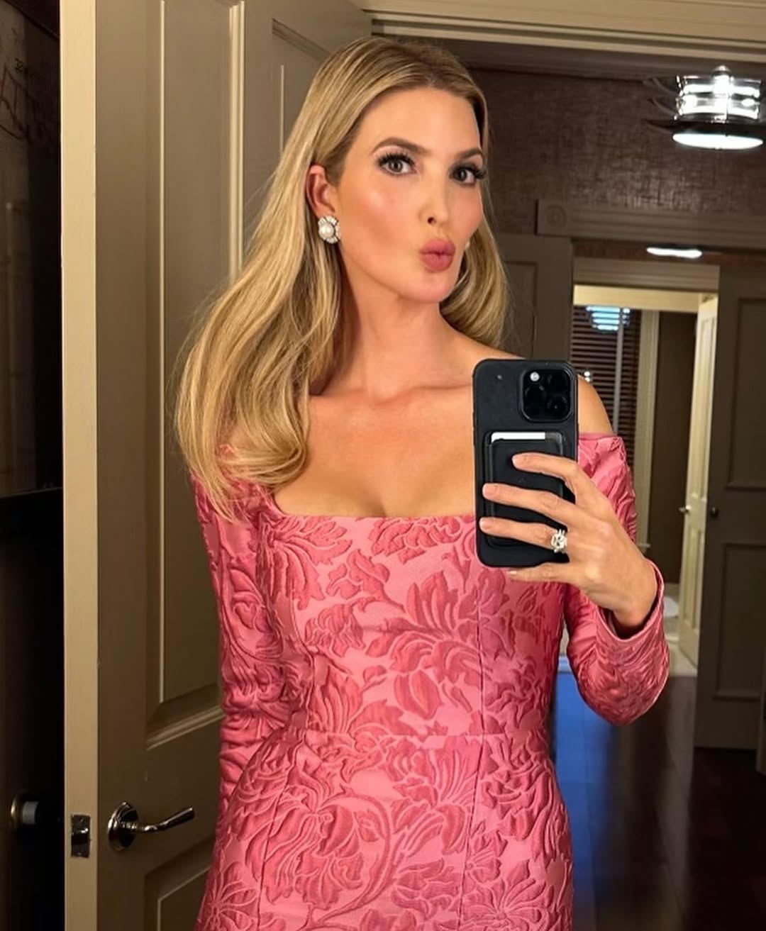 Ivanka Trump pose pour un selfie, daté de février 2024 | Source : Instagram/ivankatrump