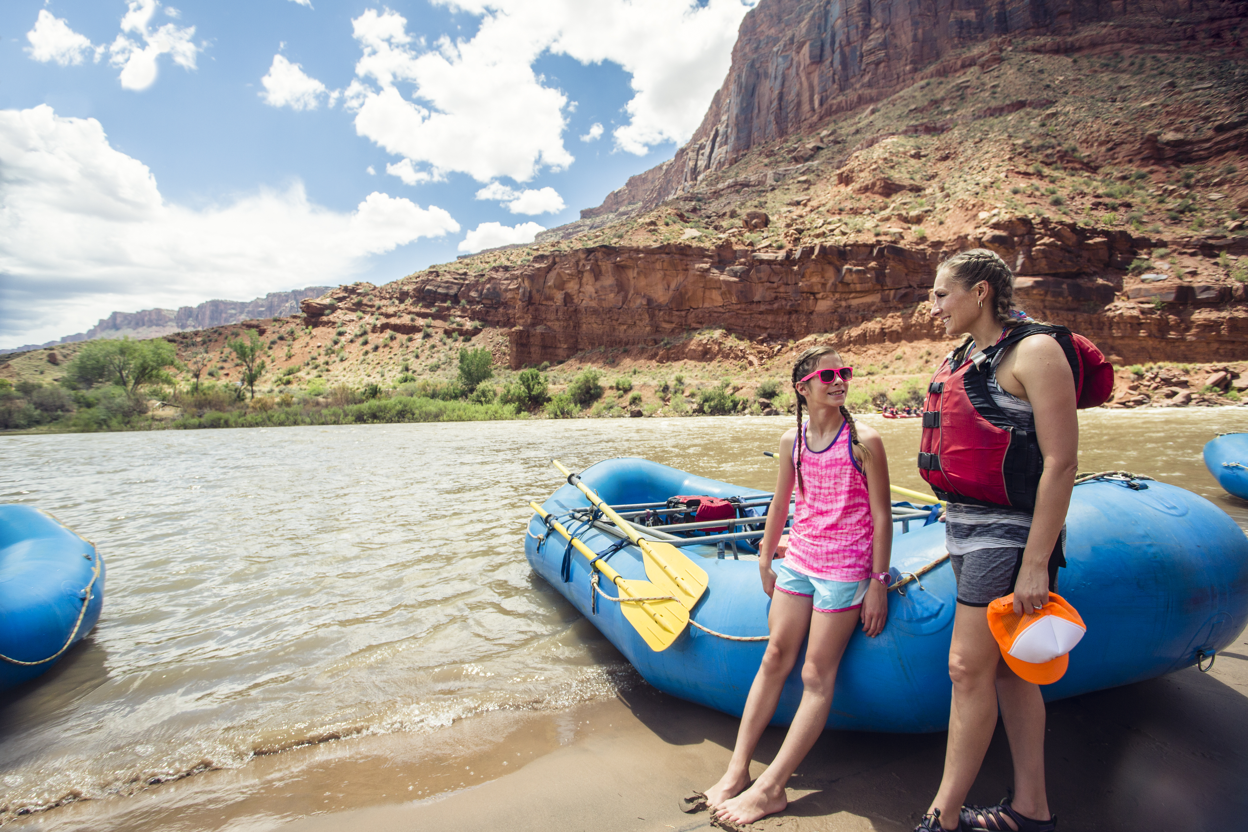 Uma mulher e uma jovem em pé perto do rio colorado | Fonte: Shutterstock