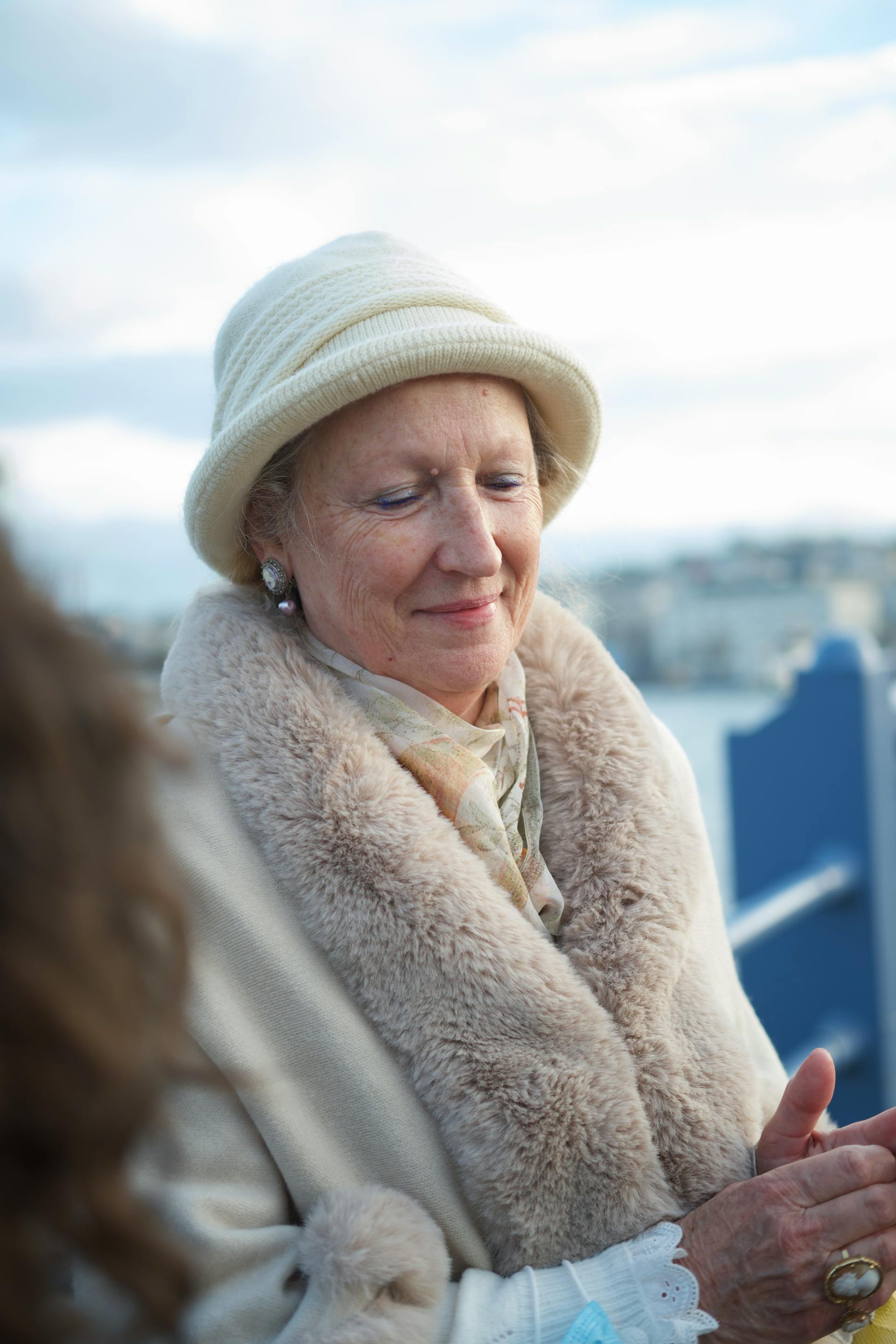 Une dame âgée souriante avec une jeune femme. | Source : Pexels