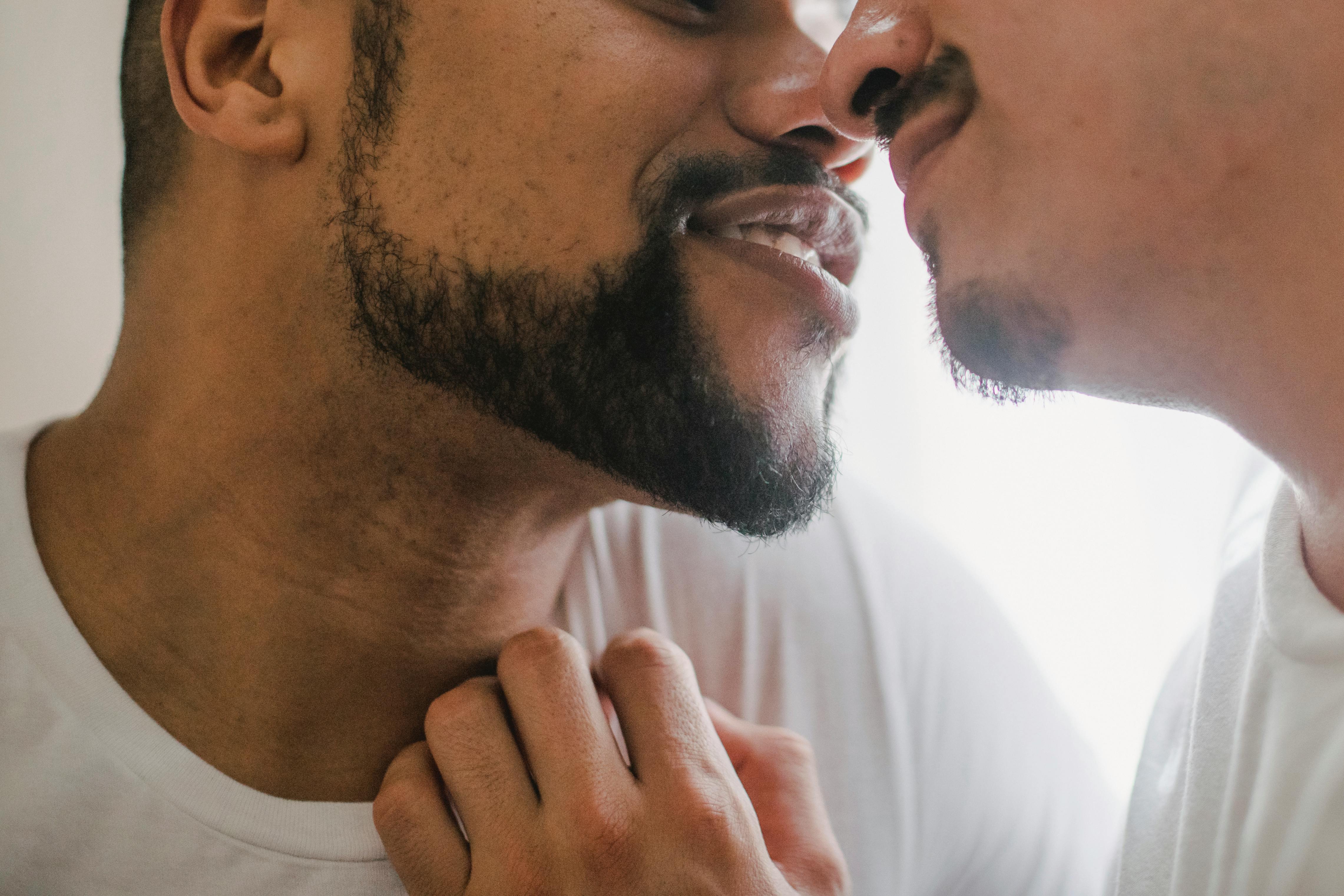 Deux hommes photographiés alors qu'ils s'apprêtent à s'embrasser | Source : Pexels