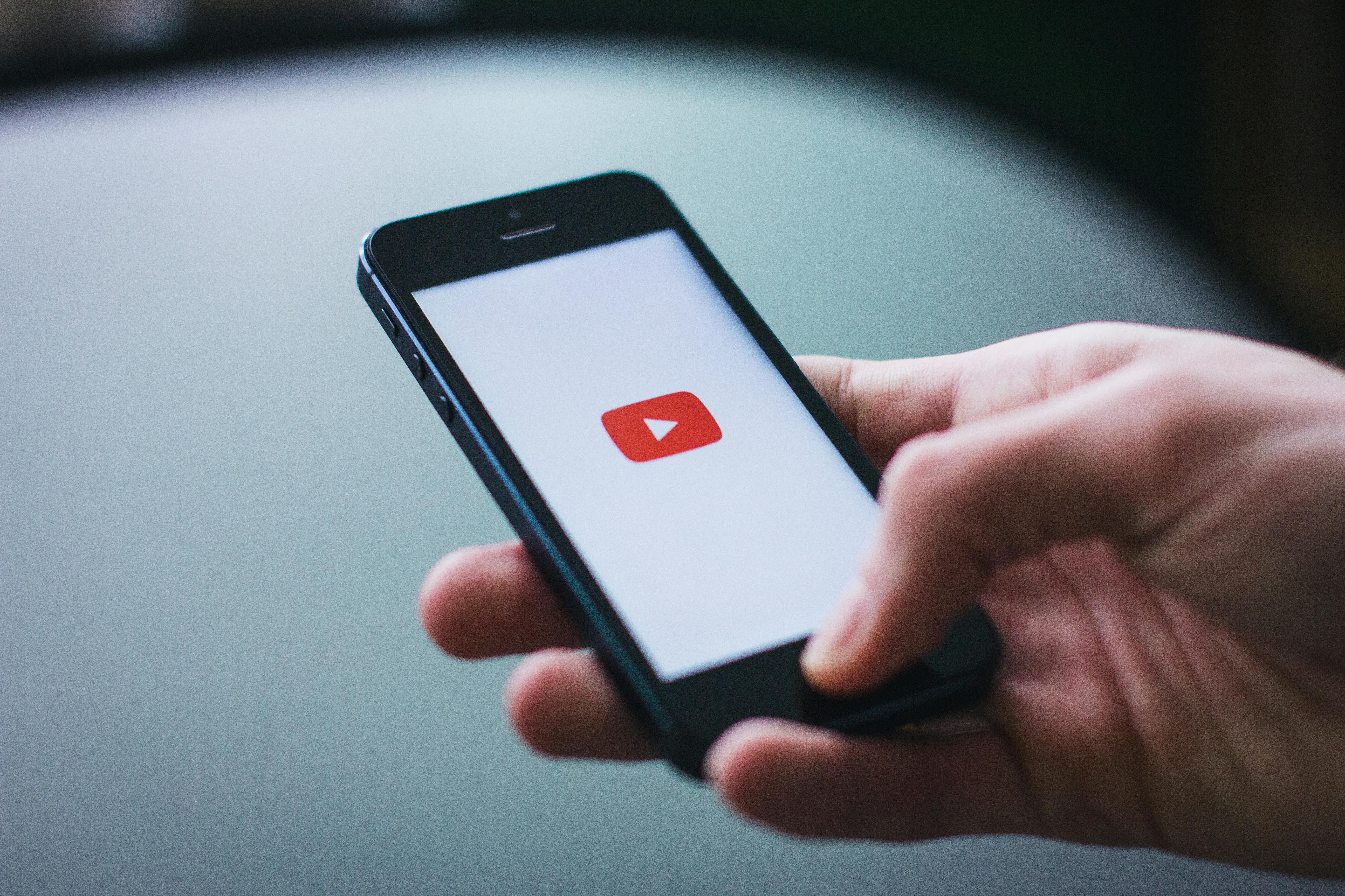 Écran d'un téléphone portable montrant l'icône YouTube | Source : Pexels