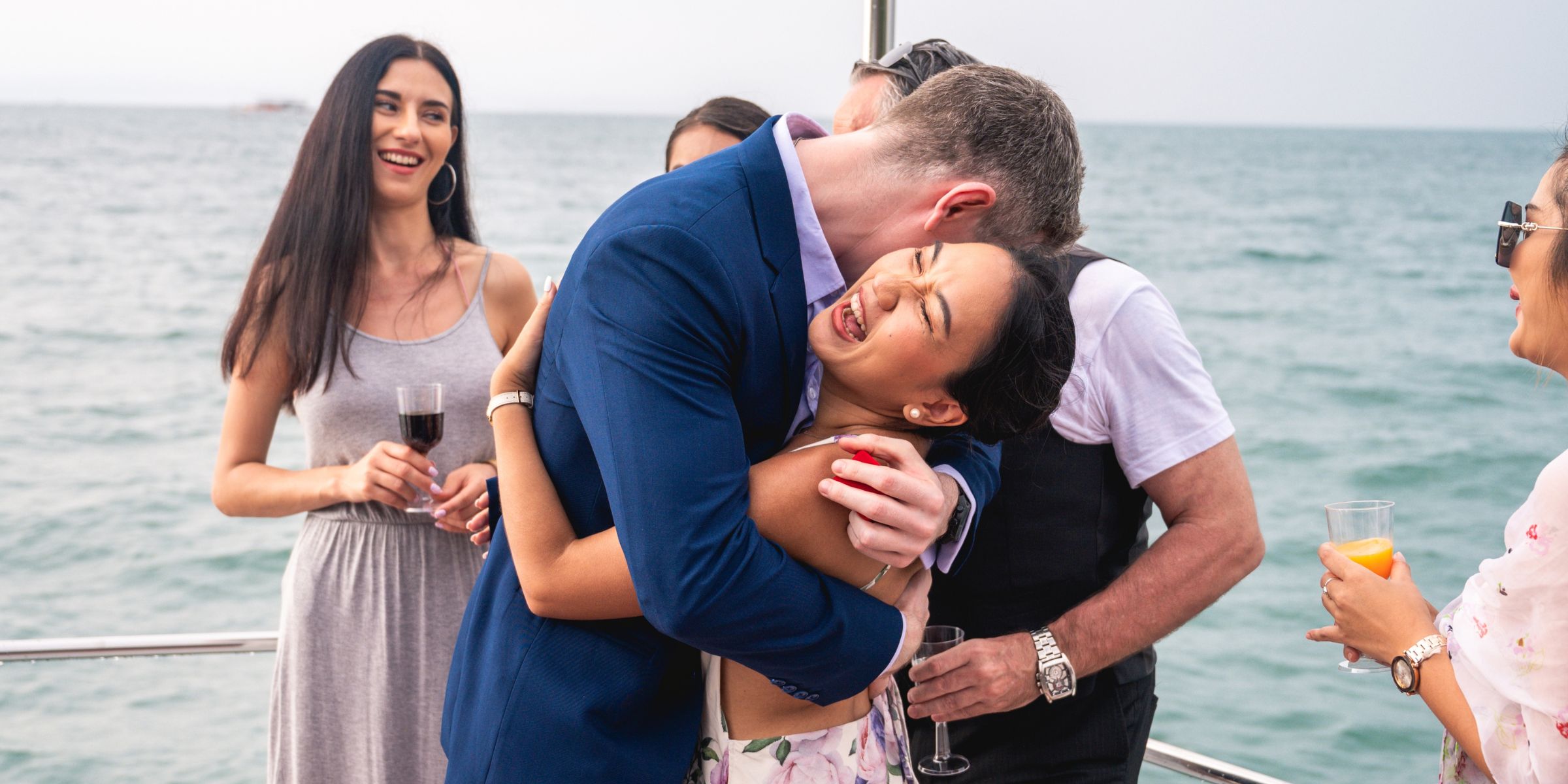 Un jeune couple qui s'étreint sur un yacht | Source : Shutterstock