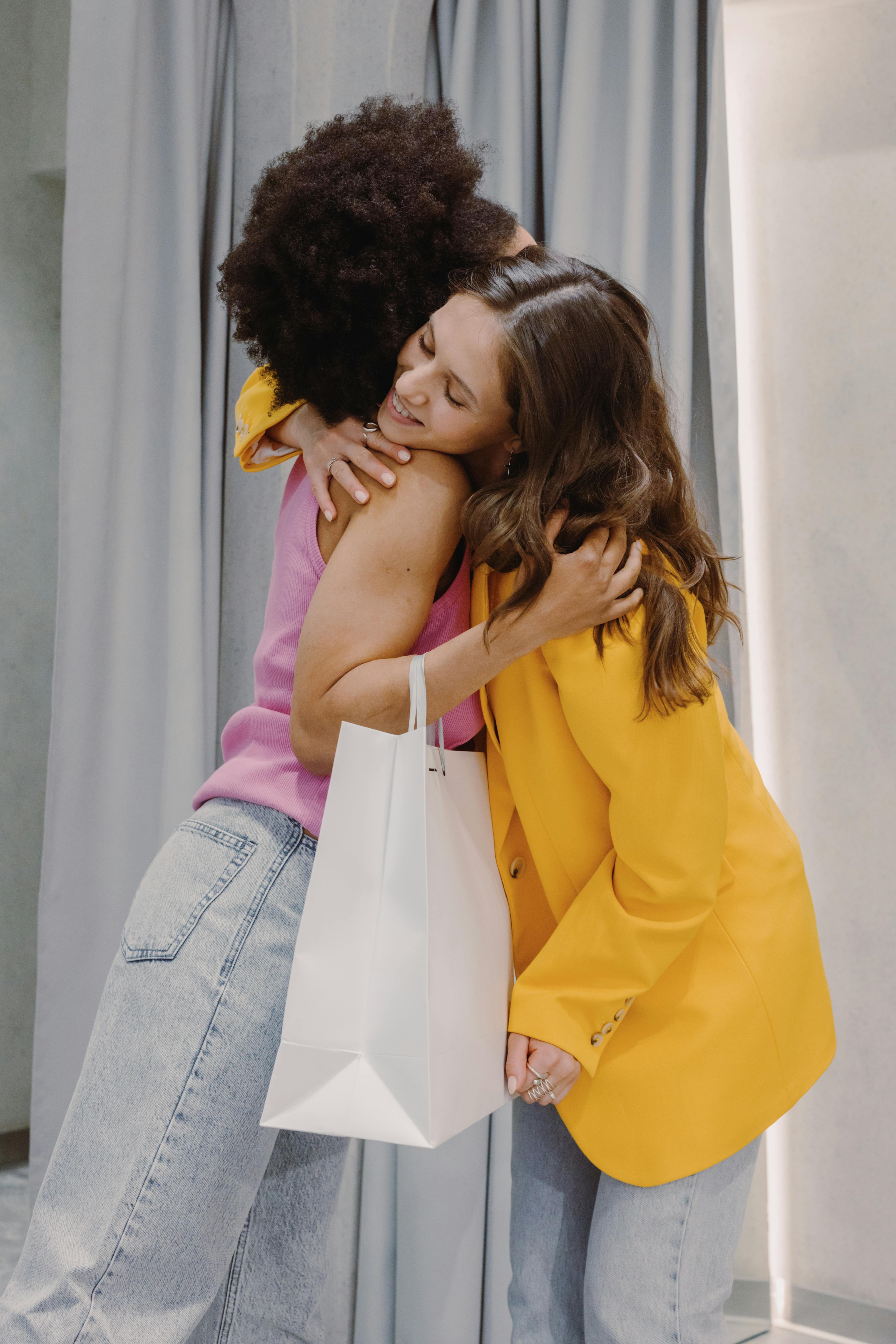 Two friends share a hug | Source: Pexels