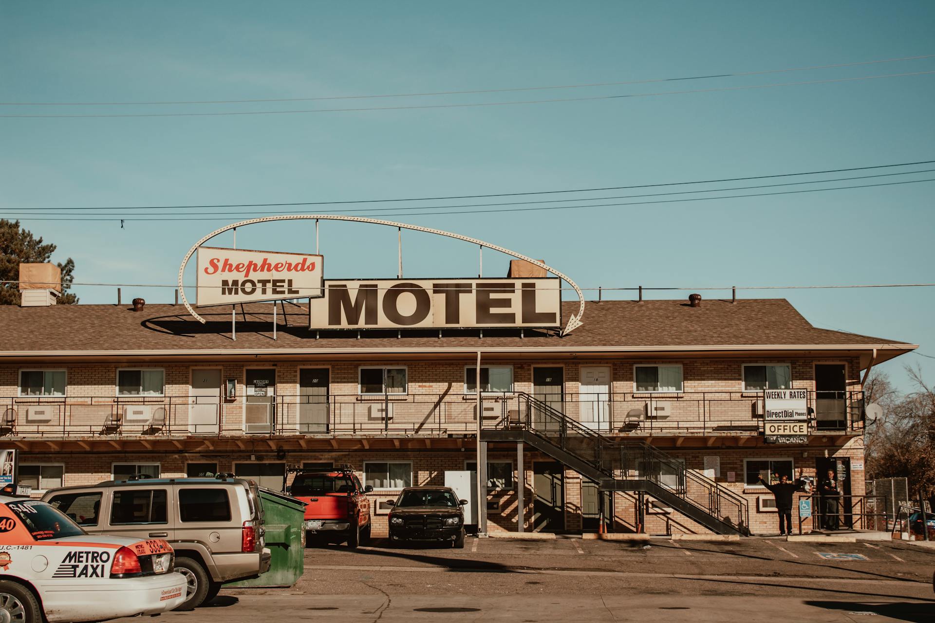 Voitures garées à l'extérieur d'un motel | Source : Pexels