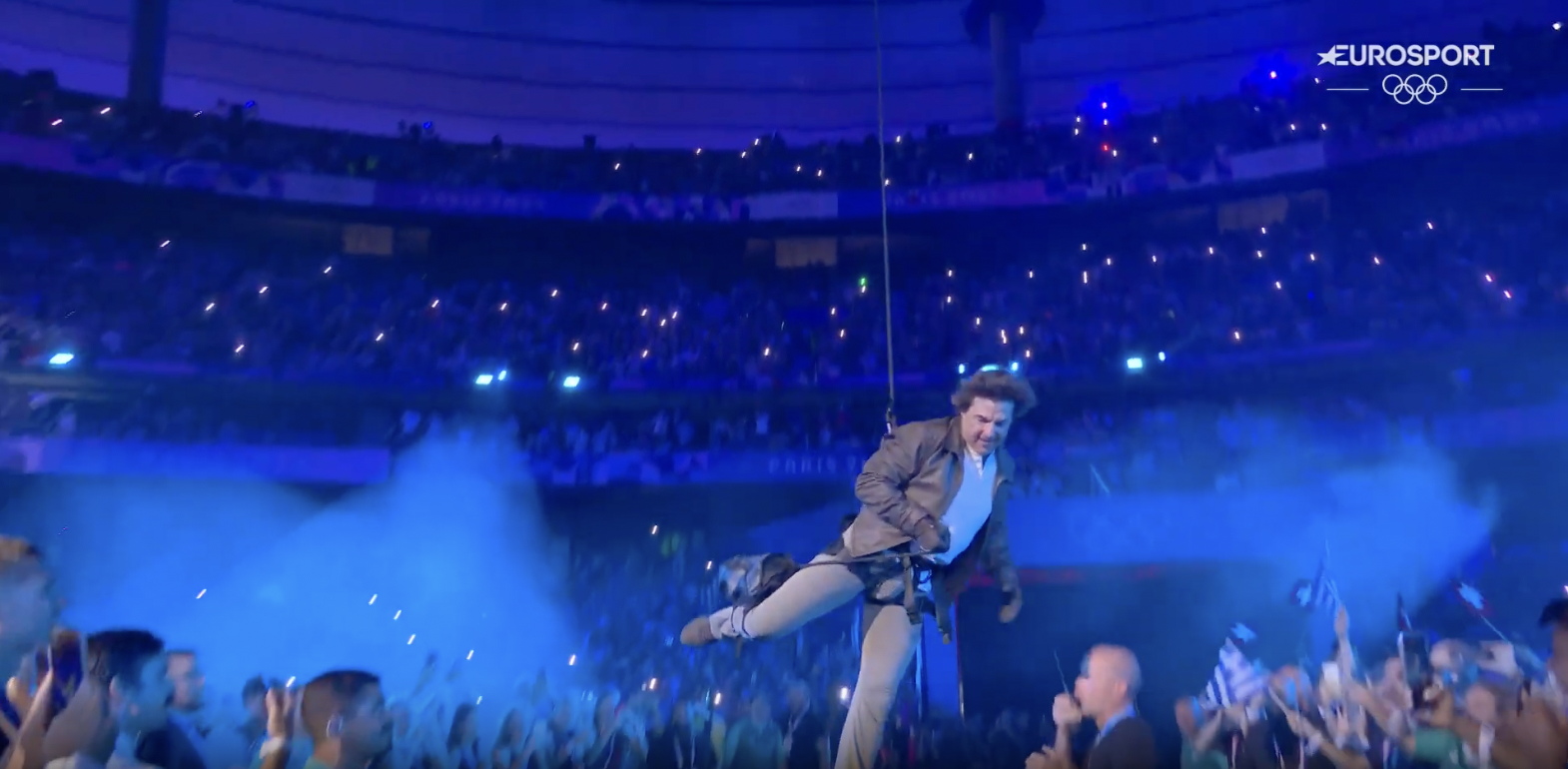 Tom Cruise atterrissant de son saut lors de la cérémonie de clôture des Jeux olympiques de Paris, postée le 12 août 2024 | Source : YouTube/Eurosport