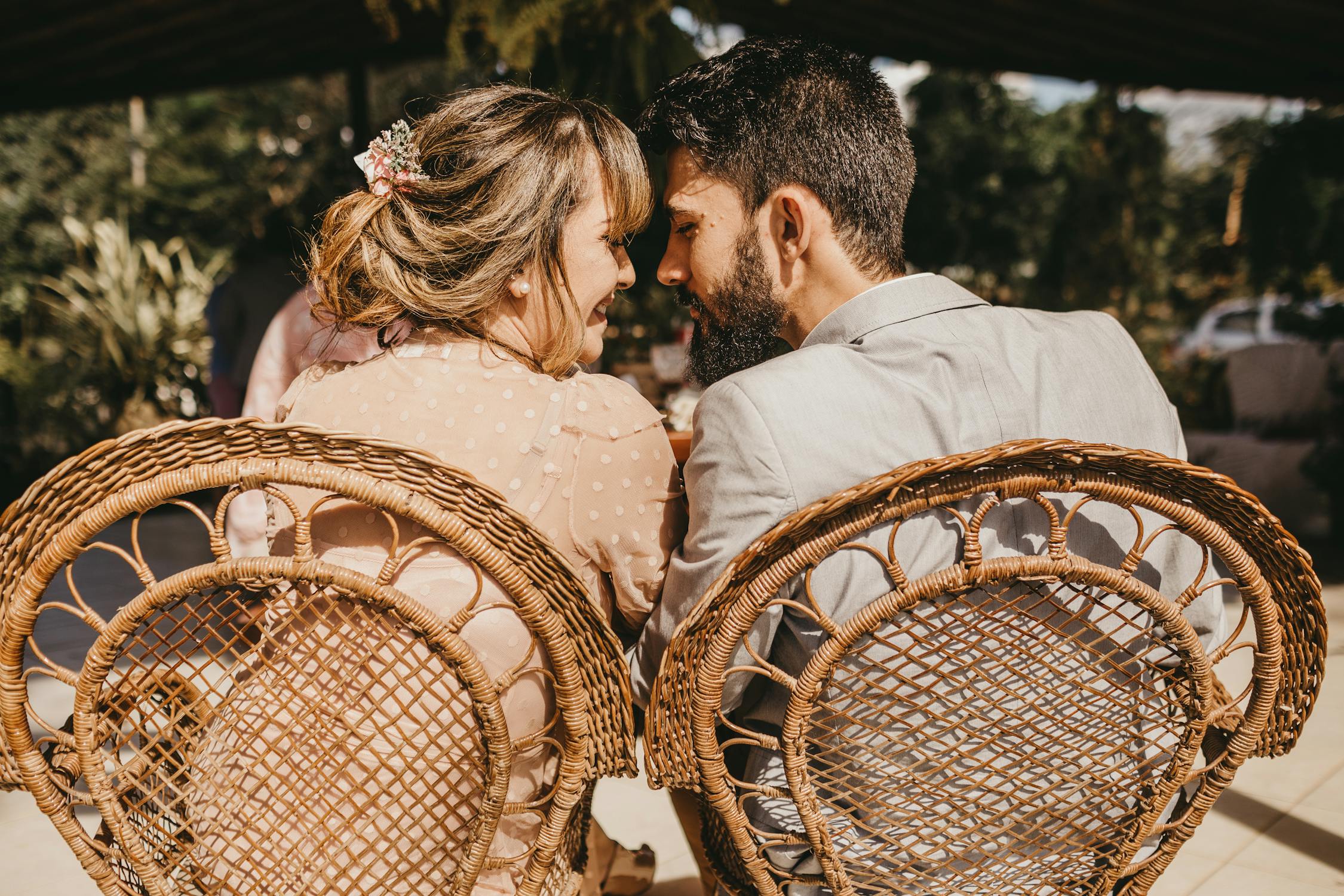 Des invités chuchotent lors d'un mariage | Source : Pexels