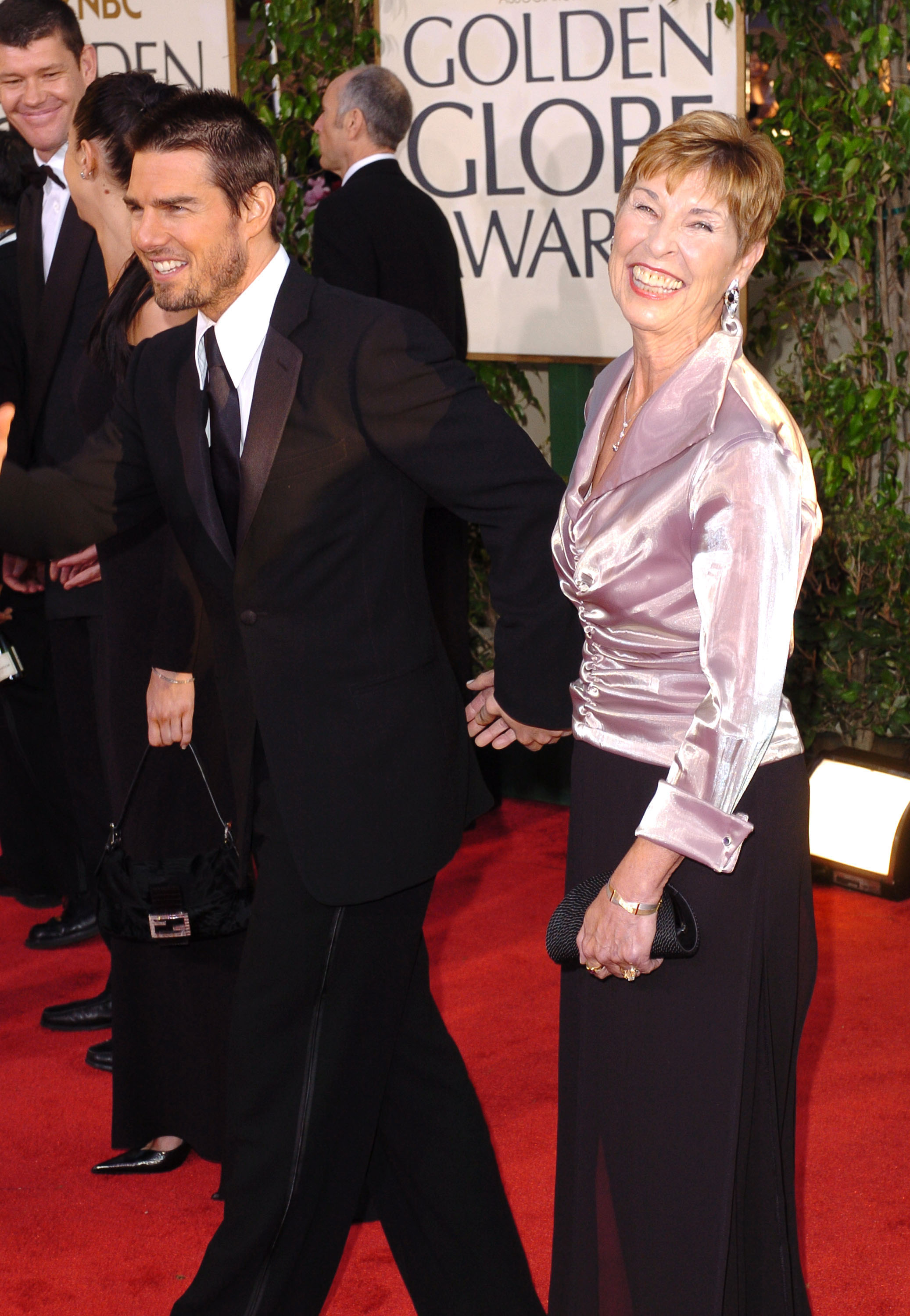 Tom Cruise et Mary Lee Pfeiffer lors de la 61ème édition des Golden Globe Awards à Beverly Hills, 2004 | Source : Getty Images