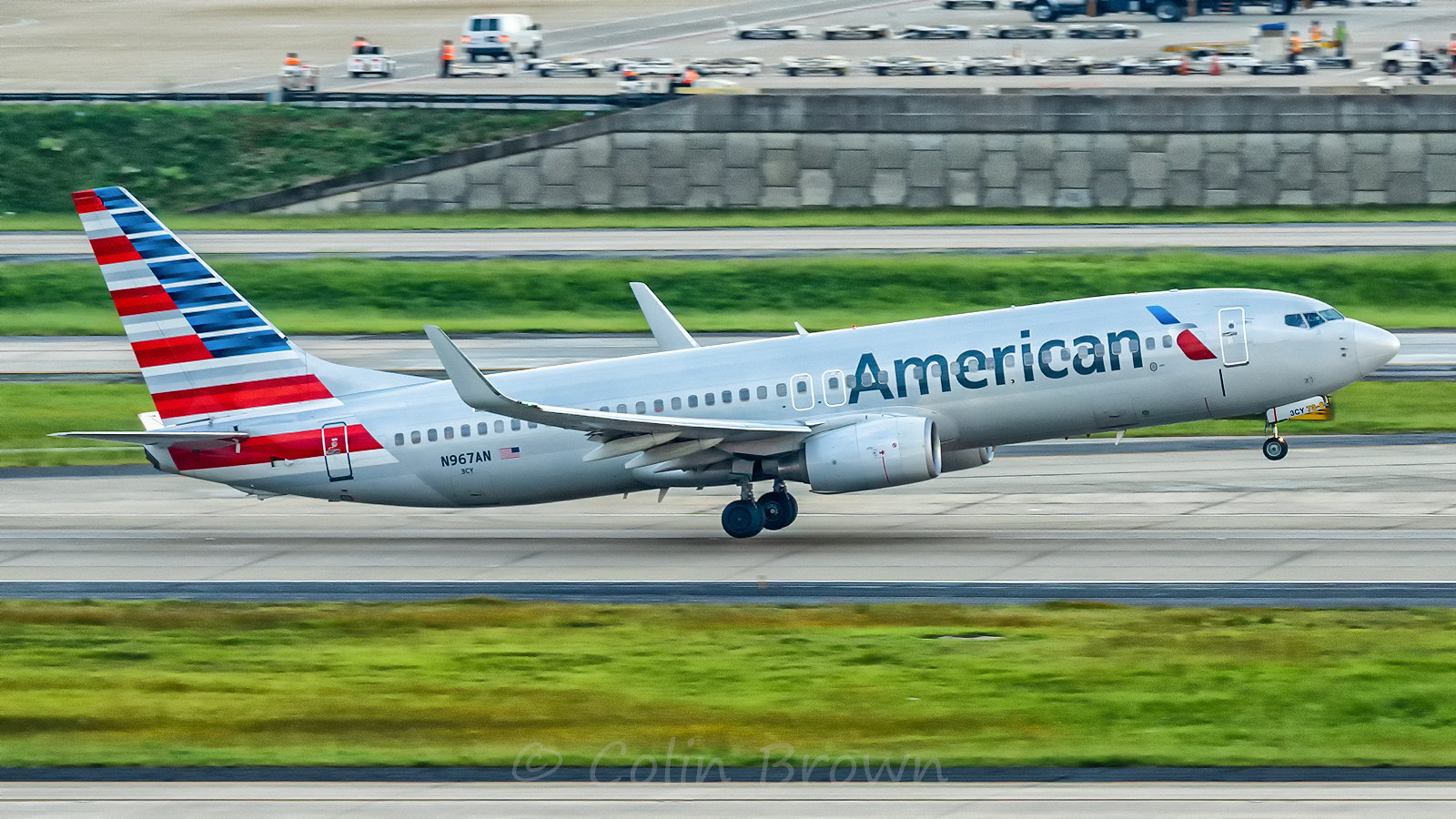 Un avion de la compagnie American Airlines sur une piste d'atterrissage | Source : flickr.com