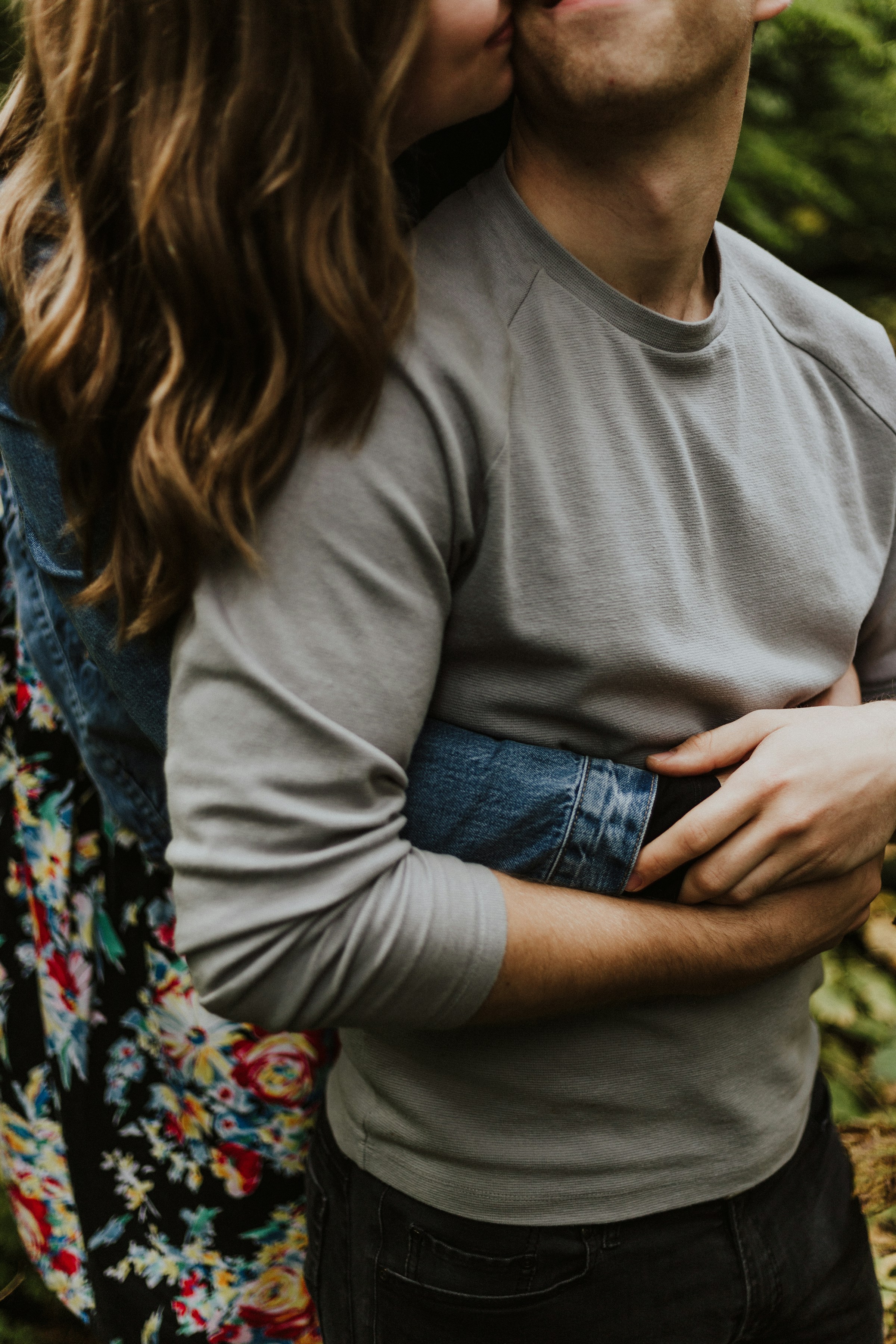 Un couple qui s'embrasse | Source : Unsplash