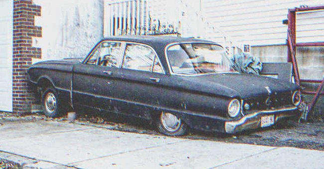 Une vieille voiture en ruine | Source : Shutterstock