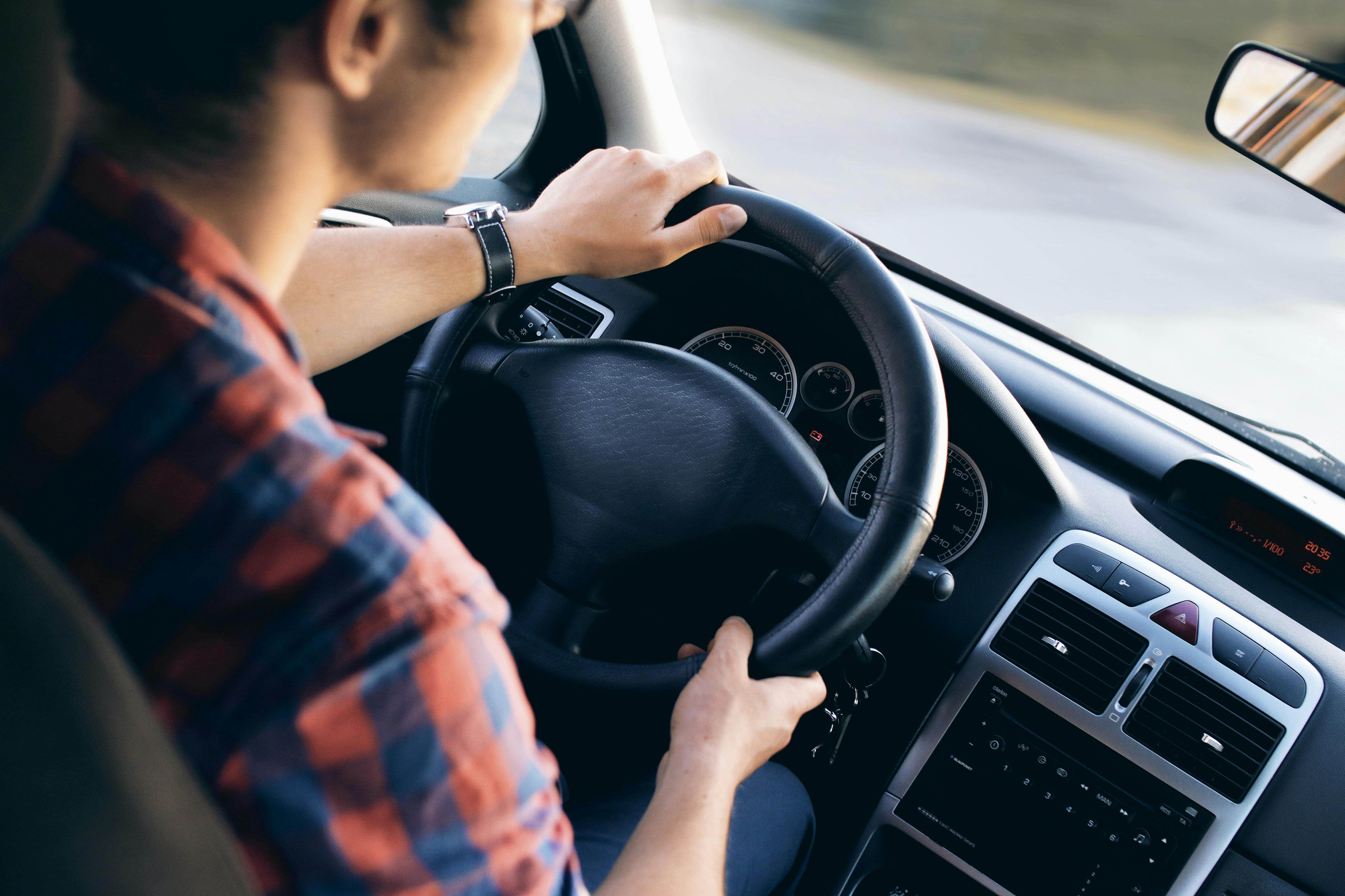 Un homme au volant | Source : Pexels