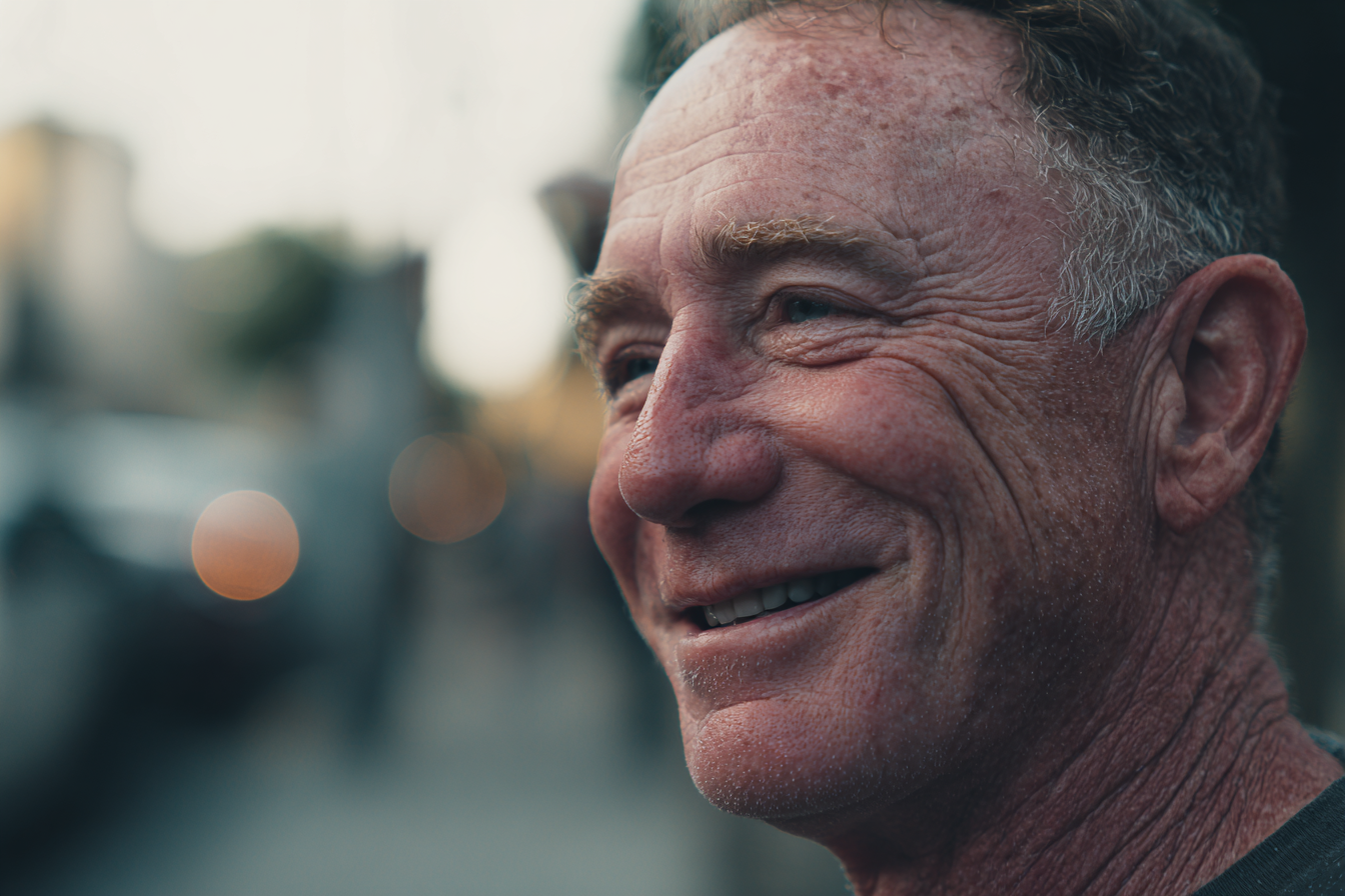 Un homme debout dans un quartier | Source : Midjourney