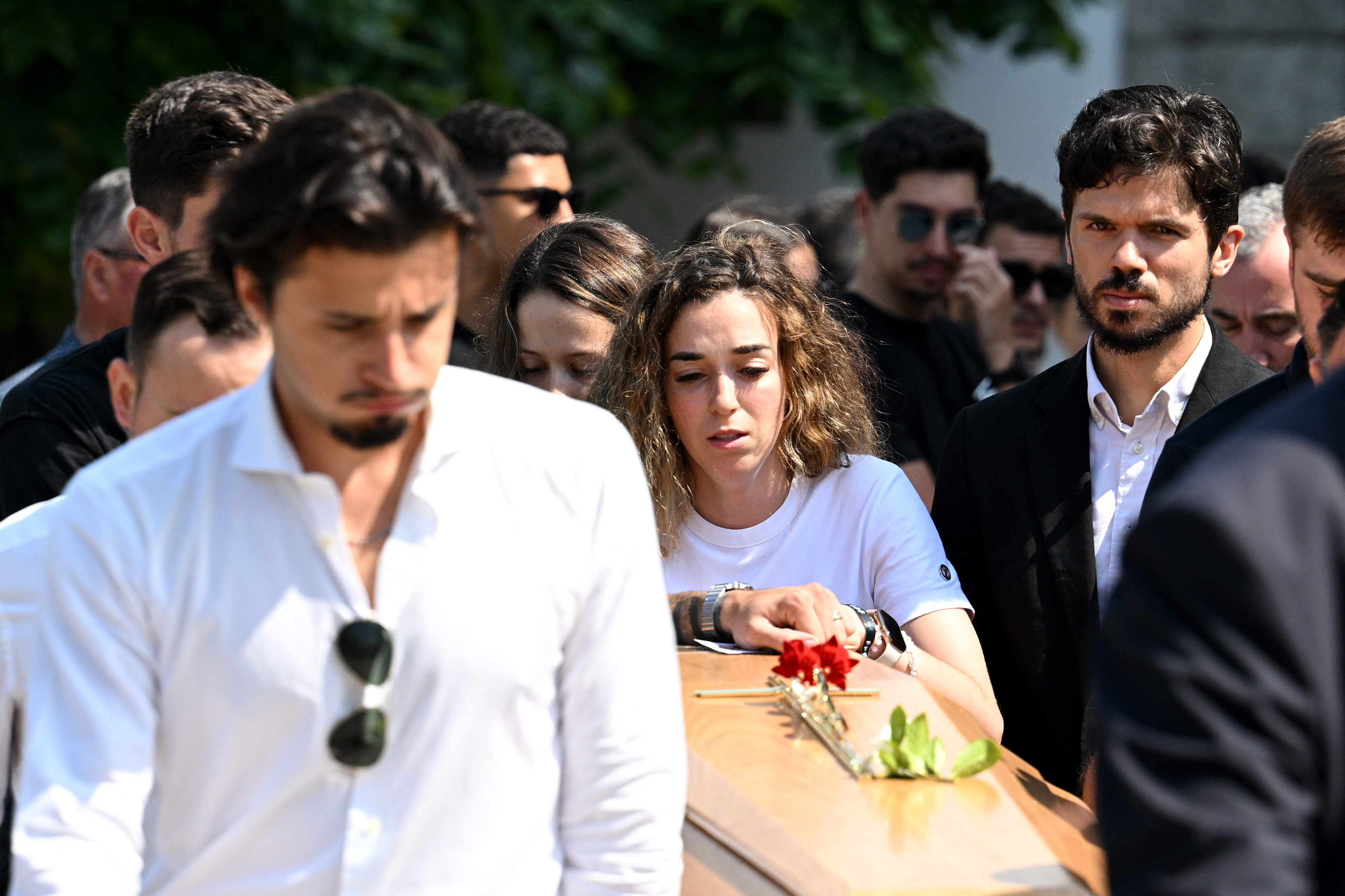 Rute Cardoso, l'épouse de Diogo Jota, aide à porter le cercueil de son mari aux côtés des pleureuses après un service funéraire à Igreja Matriz de Gondomar le 5 juillet 2025 | Source : Getty Images