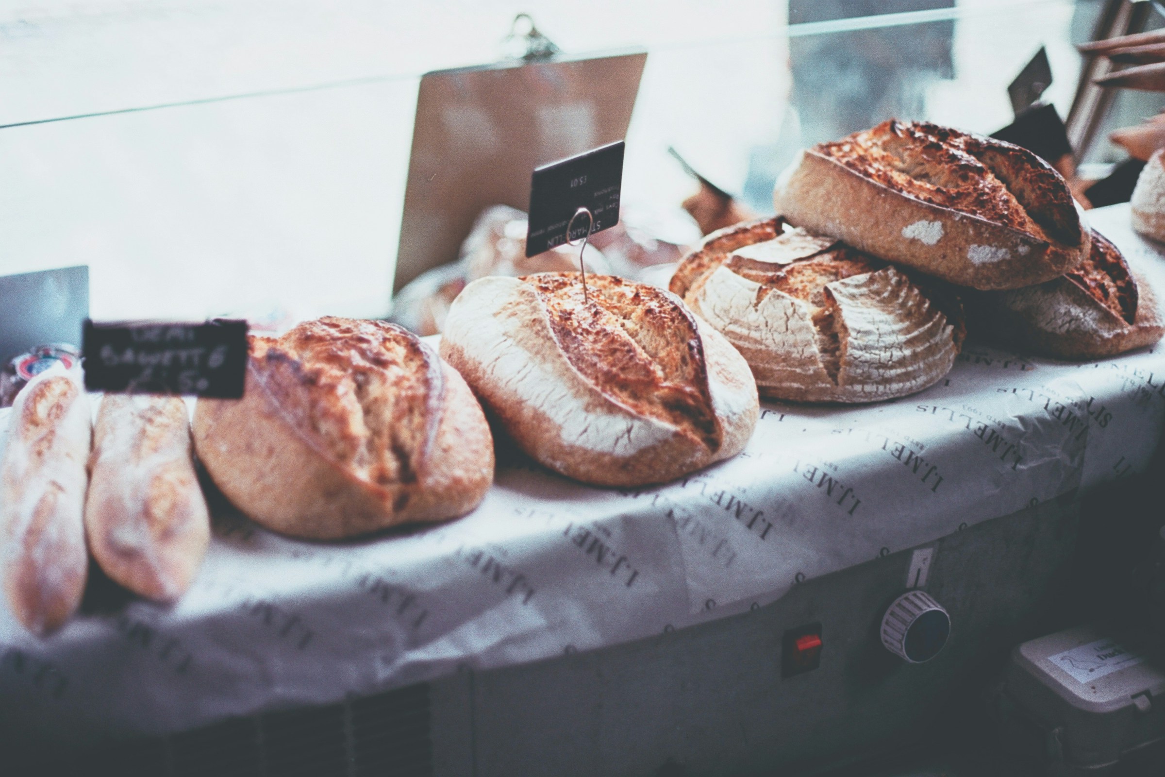 Des miches de pain dans un magasin | Source : Unsplash