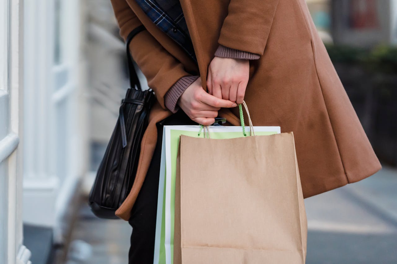 Une femme tenant des sacs de courses | Source : Pexels