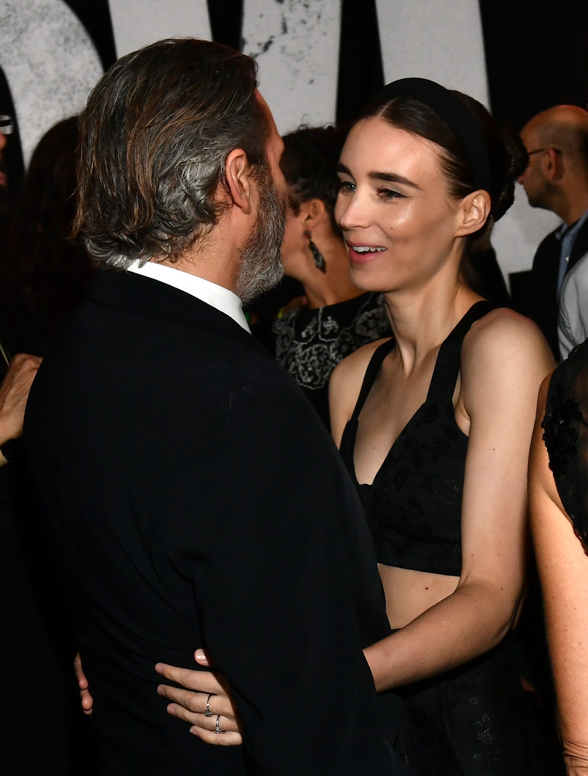 Joaquin Phoenix et Rooney Mara ont assisté à la première de "Joker" en 2019, une année particulière pour le couple puisque Mara a été vue portant une bague de fiançailles, marquant discrètement l'approfondissement de leur engagement. | Source : Getty Images