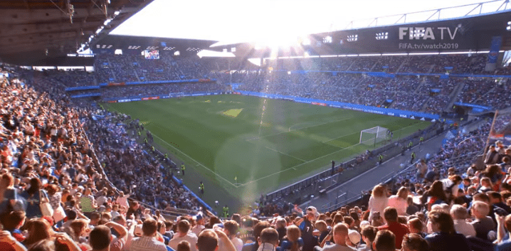 Un stade rempli pour le match France contre Nigeria. | Youtube/FIFATV