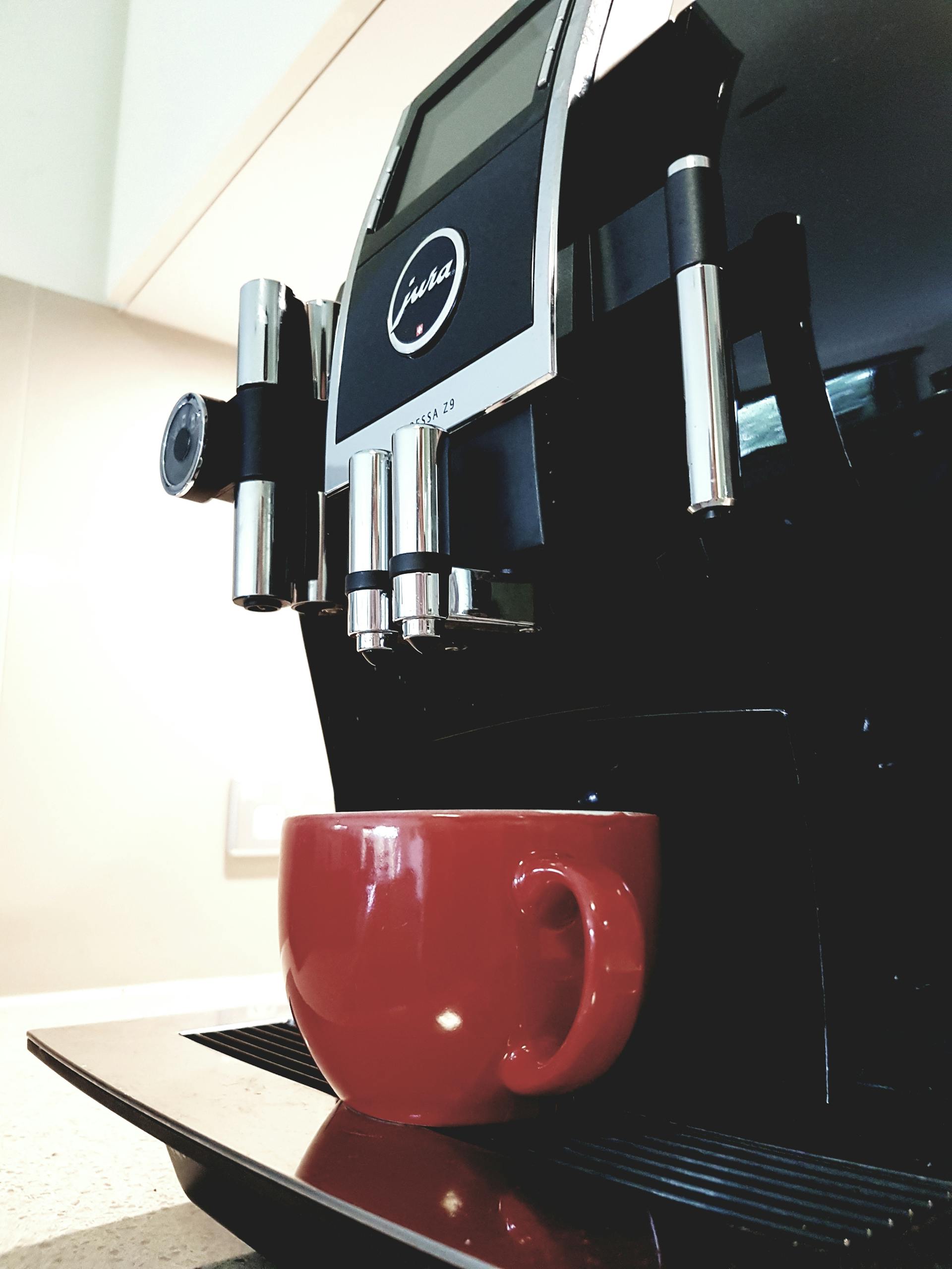 Une machine à café avec une tasse rouge | Source : Pexels