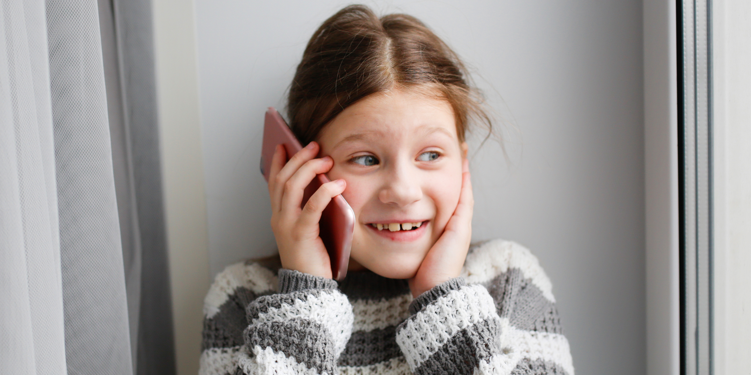 Une jeune fille qui parle au téléphone | Source : Shutterstock