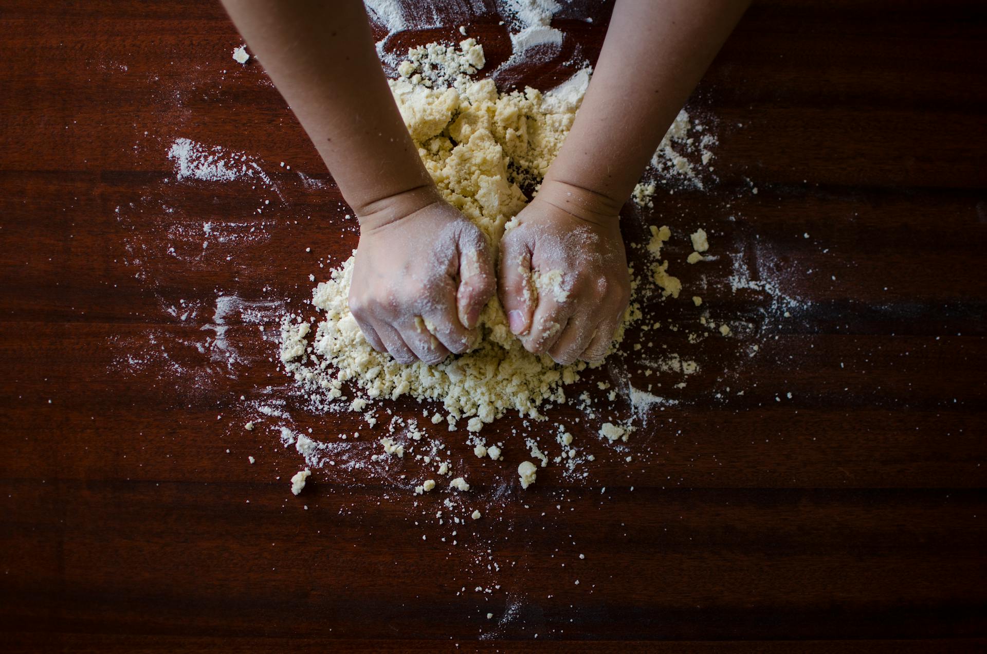 Une personne pétrissant de la pâte | Source : Pexels