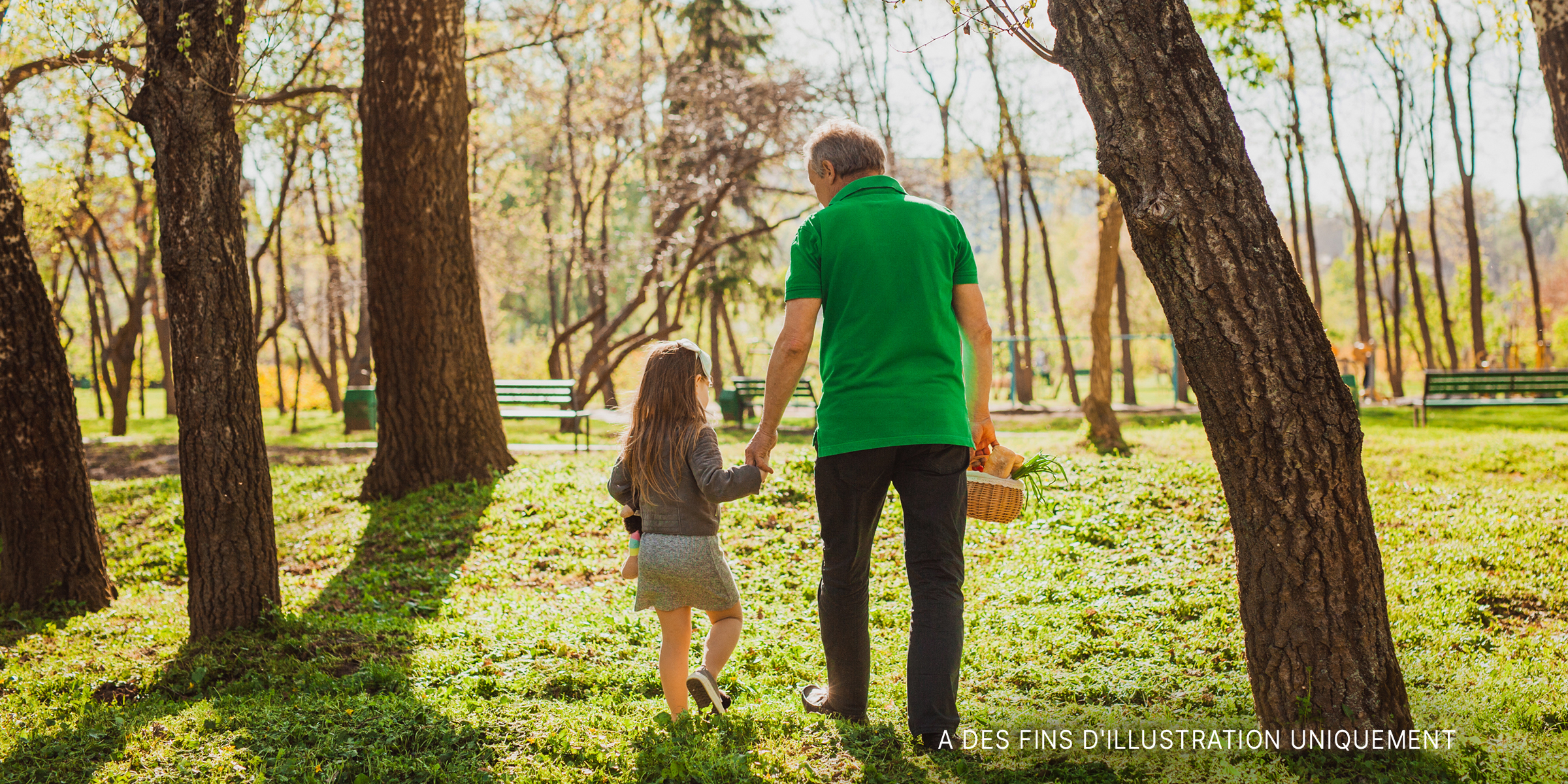 Un homme marchant avec une petite fille. | Source : Shutterstock